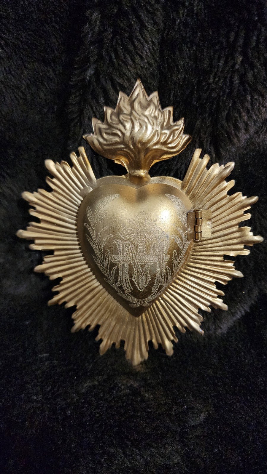 adorns of the Sacred Heart of Jesus 4 in × 5 in. adorns of the Sacred Heart of Jesus 4 in × 5 in.