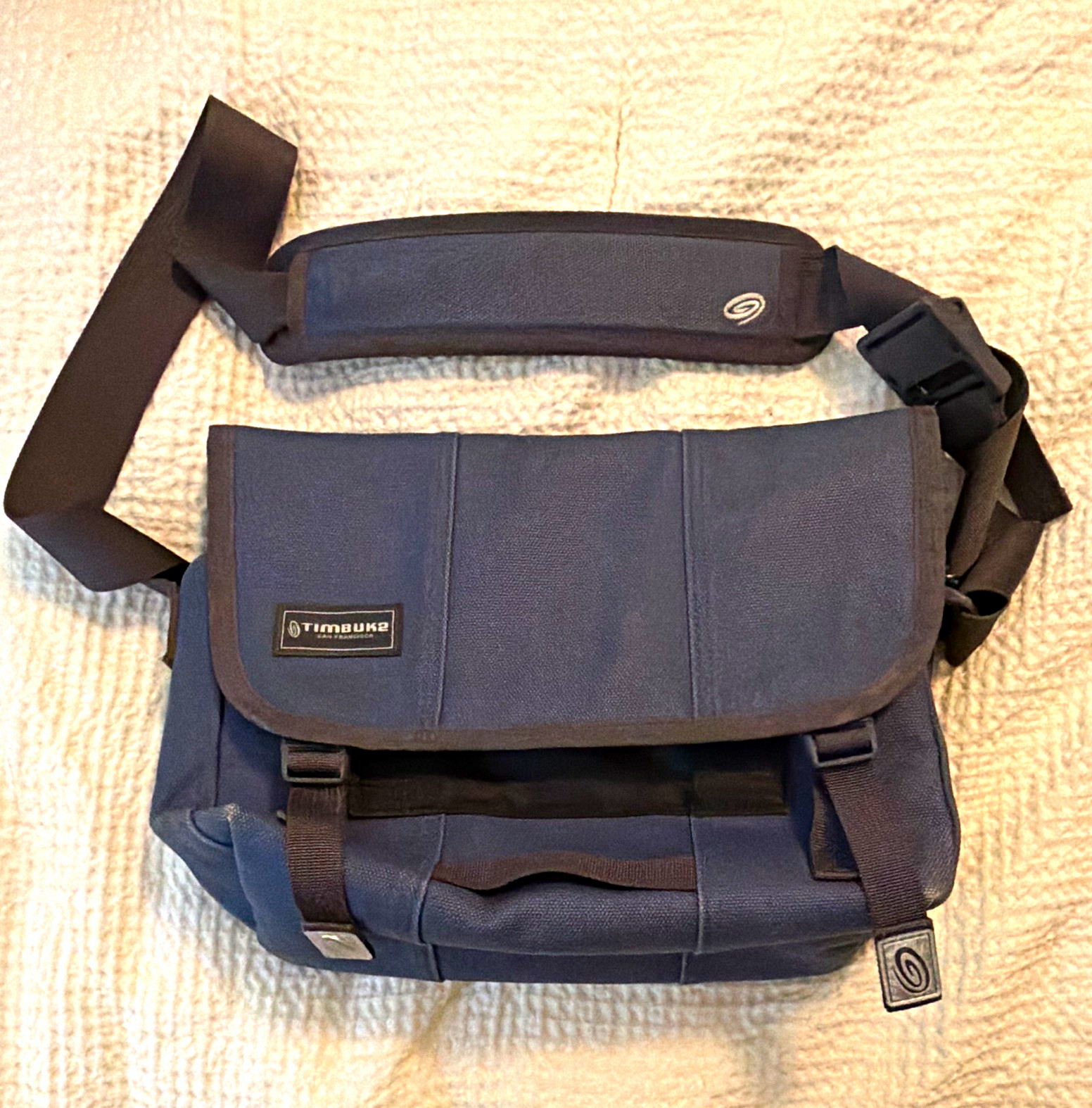 Timbuk2 Blue Messenger Bag Crossbody Adjustable Strap Pockets Buckle Closure Timbuk2 Blue Messenger Bag Crossbody Adjustable Strap Pockets Buckle Closure
