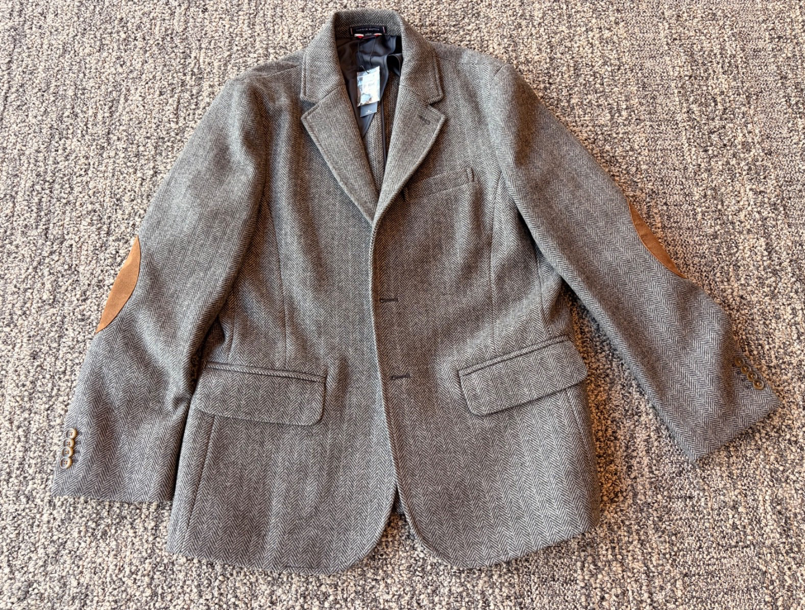 New 42R Tommy Hilfiger Blazer Sport Coat Jacket Herringbone Gray Black Tweed Men New 42R Tommy Hilfiger Blazer Sport Coat Jacket Herringbone Gray Black Tweed Men