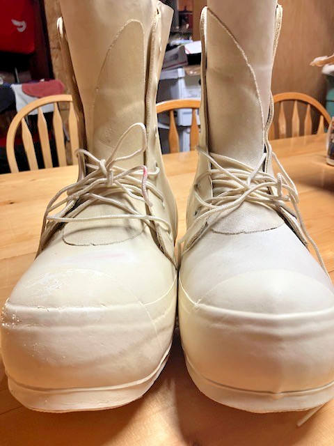 Bunny Boots made in US 0f to -40 sz 10 fits 11 Military, mismatched dates, good
