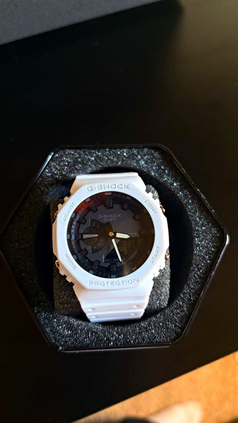 Casio G-SHOCK Analog-Digital Quartz White Resin Watch 200m Black Dial w/ Box Casio G-SHOCK Analog-Digital Quartz White Resin Watch 200m Black Dial w/ Box