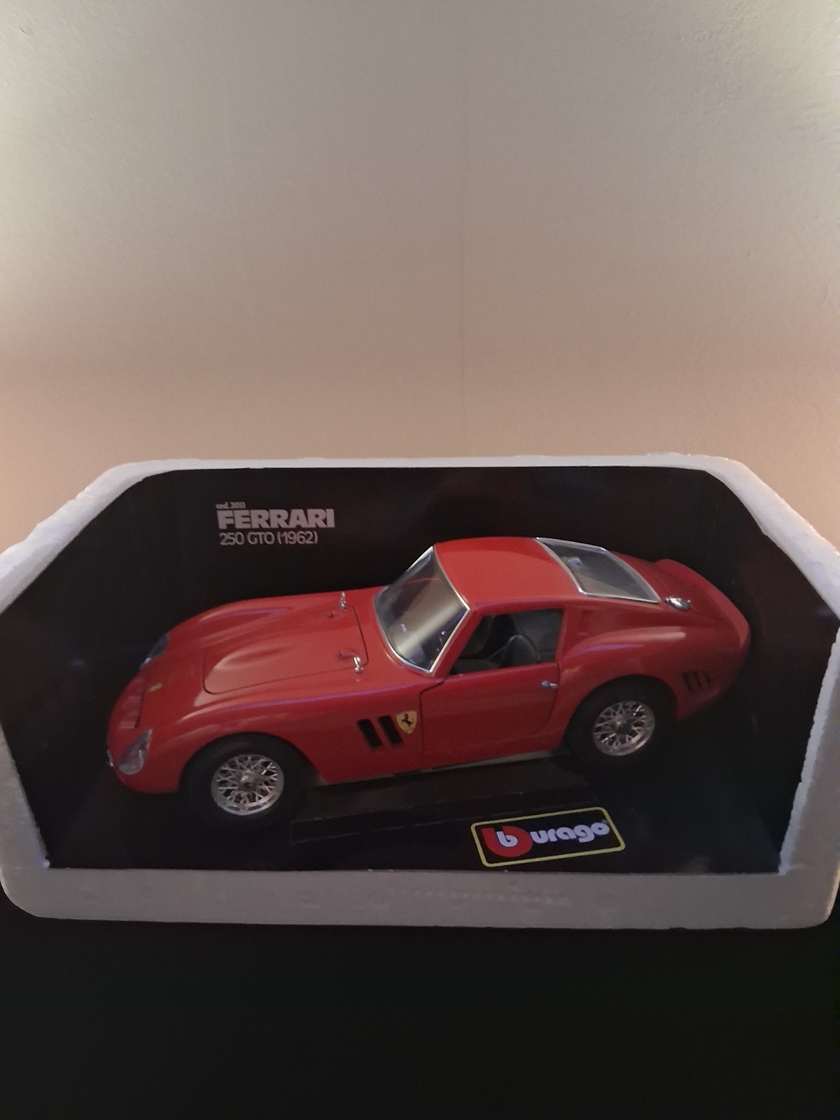 1962 FERRARI 250 GTO RED 1:18 by BURAGO 3011 VINTAGE ORIGINAL