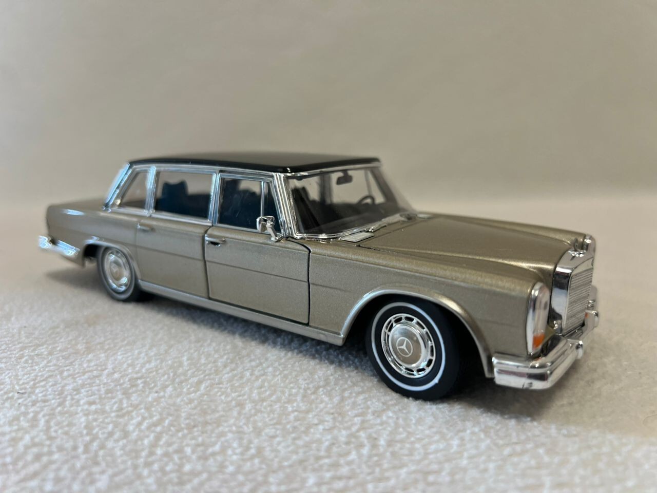 Welly 1:24 1963 Mercedes Benz 600 Diecast Model Racing Car NEW IN BOX
