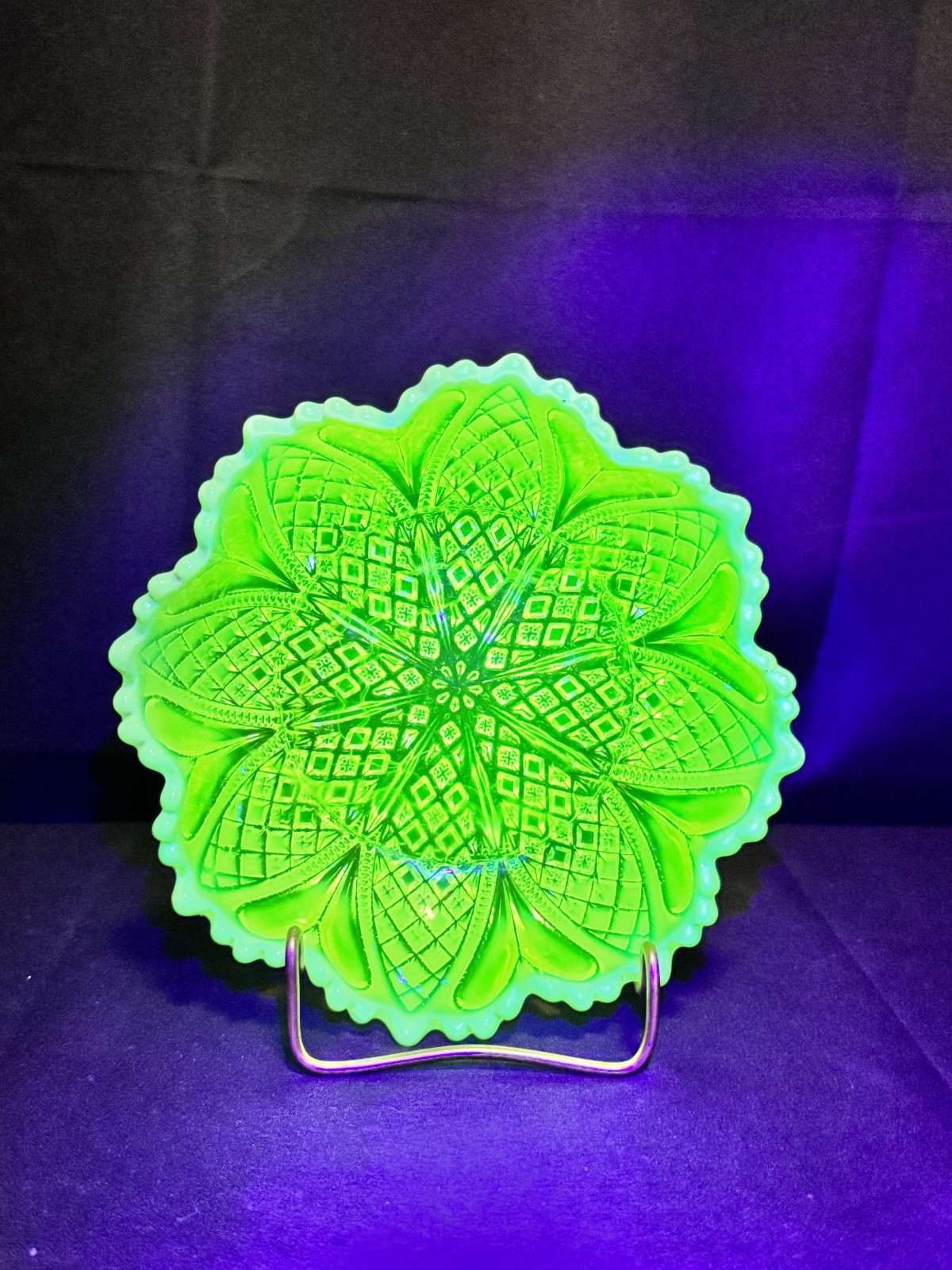 uranium-George Davidson “William & Mary” Pattern 7″ round Bowl / Candy Dish