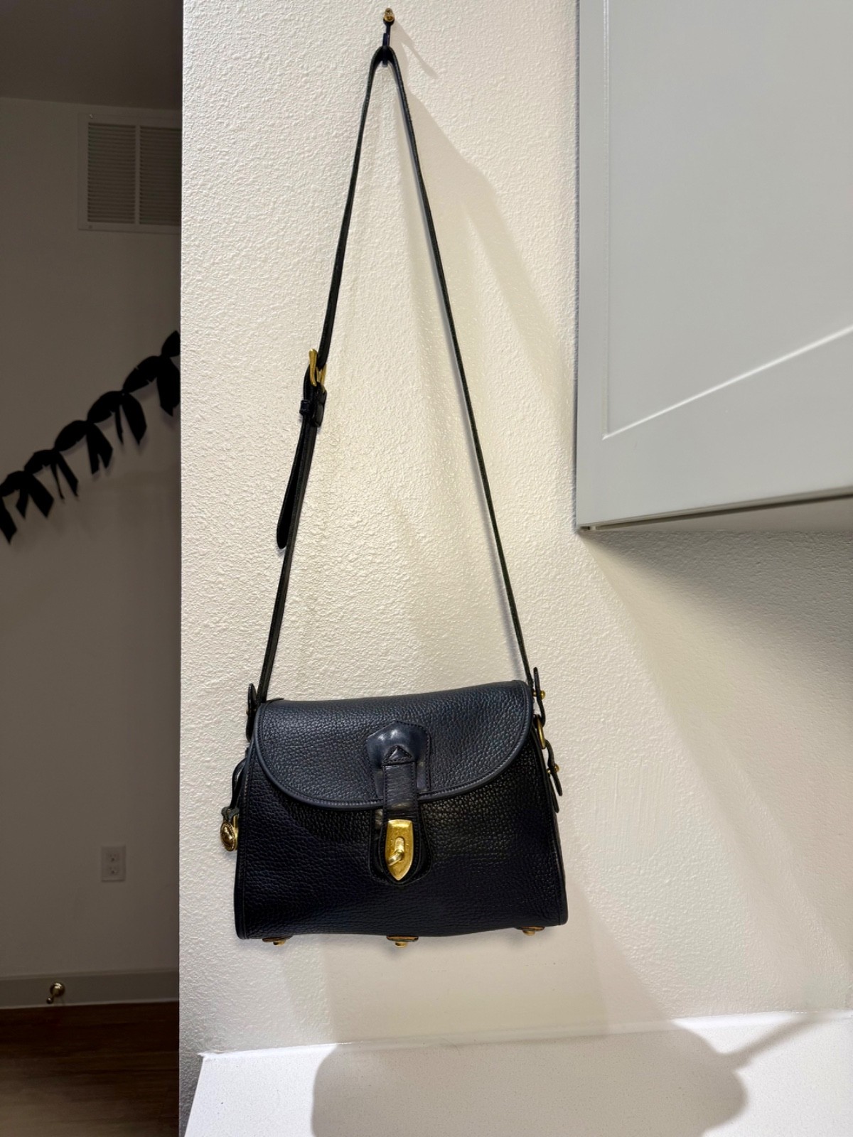 Vintage solid BLACK Dooney & Bourke Arrowhead Essex Leather Crossbody [VIDEO]