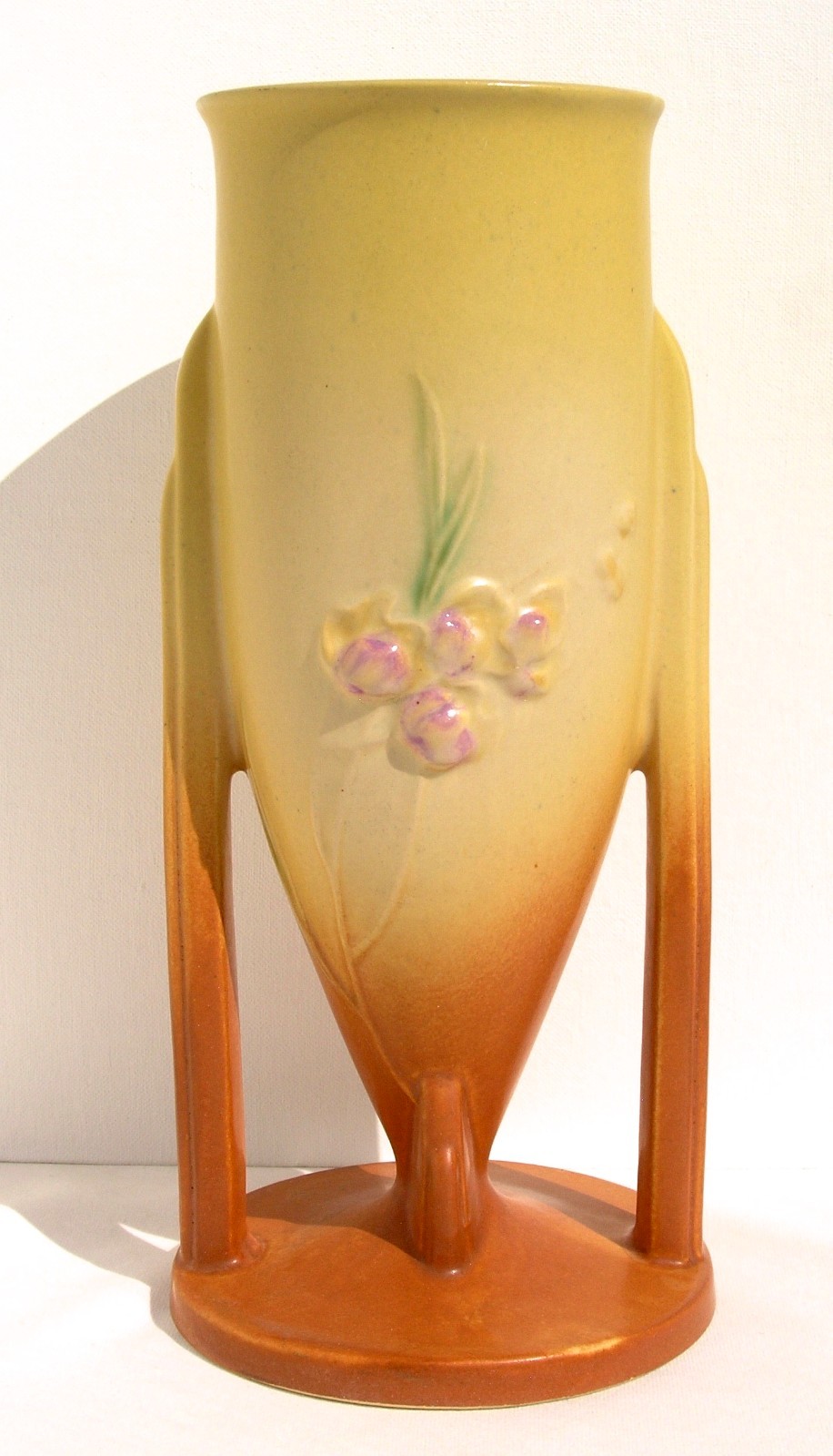 Vintage Roseville Pottery Art Deco Ixia Vase 861-10\ Vintage Roseville Pottery Art Deco Ixia Vase 861-10\