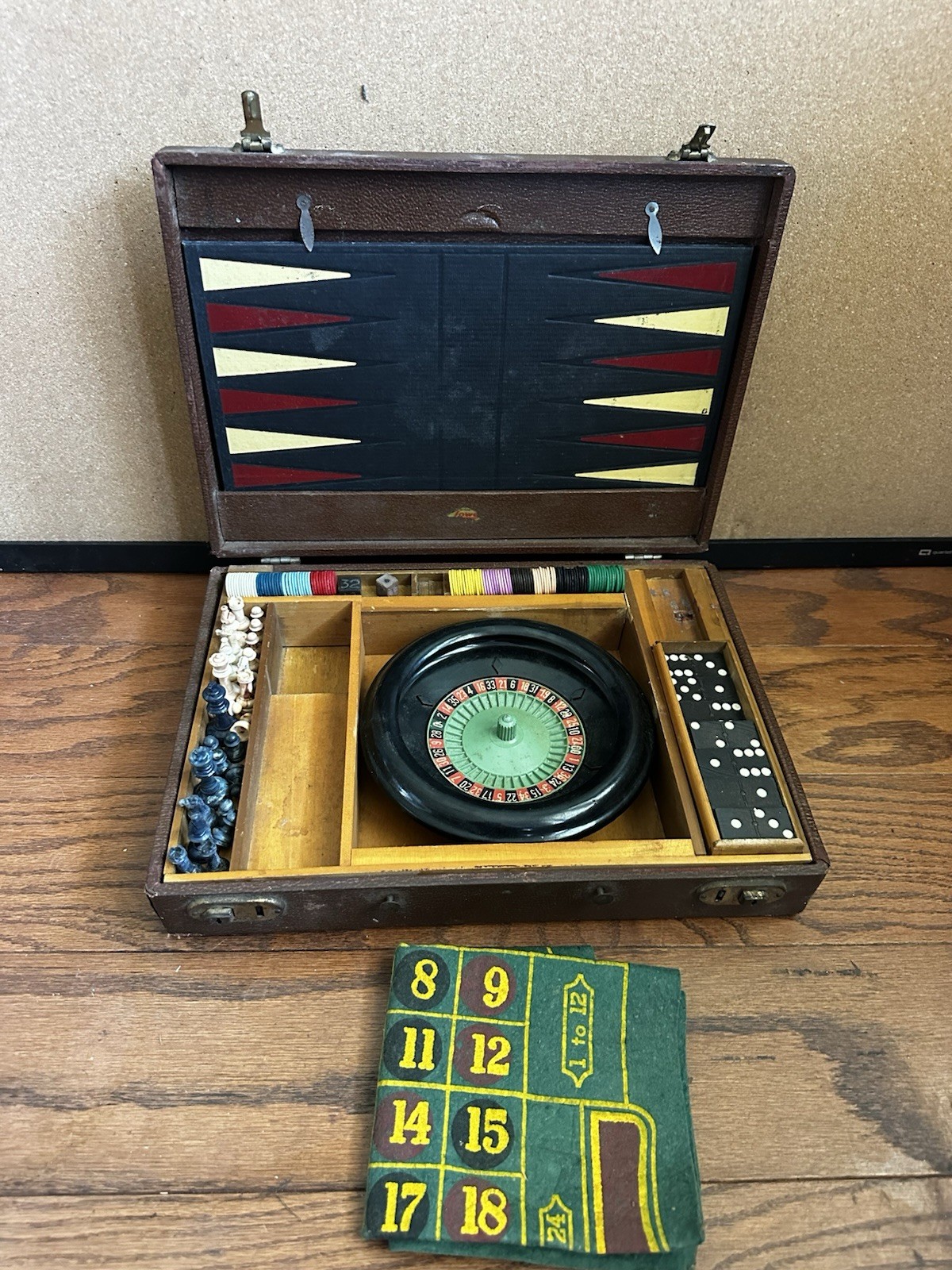 Vintage 1940s E.S. Lowe Multi-Game Case Roulette Chess Backgammon Missing Pieces Vintage 1940s E.S. Lowe Multi-Game Case Roulette Chess Backgammon Missing Pieces