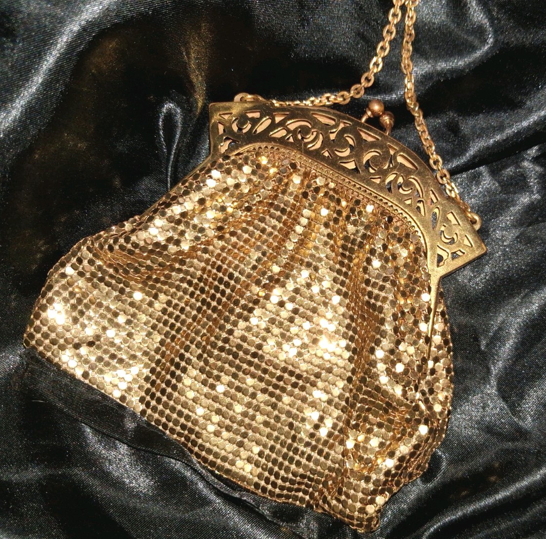 1950s Vintage Whiting And Davis Co. Gold Plated Evening Bag In Mint Condition 1950s Vintage Whiting And Davis Co. Gold Plated Evening Bag In Mint Condition