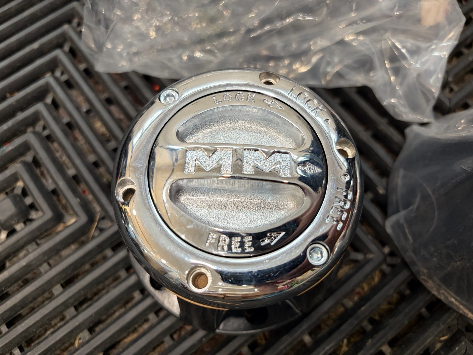 New Mile Marker 457 Supreme Manual Locking Hubs 27 Spline Jeep CJ5 CJ7 Scout New Mile Marker 457 Supreme Manual Locking Hubs 27 Spline Jeep CJ5 CJ7 Scout