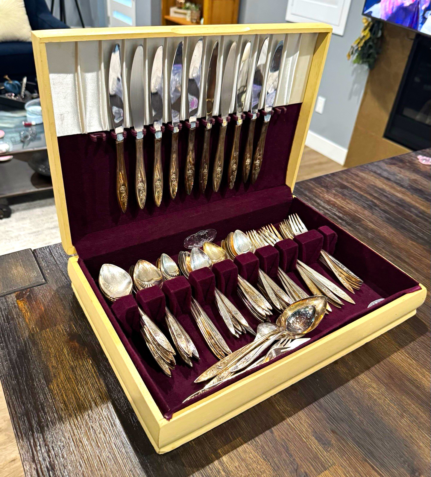 Vintage Oneida Community Morning Rose 67 Pc Silverplate Flatware Set w/ Chest