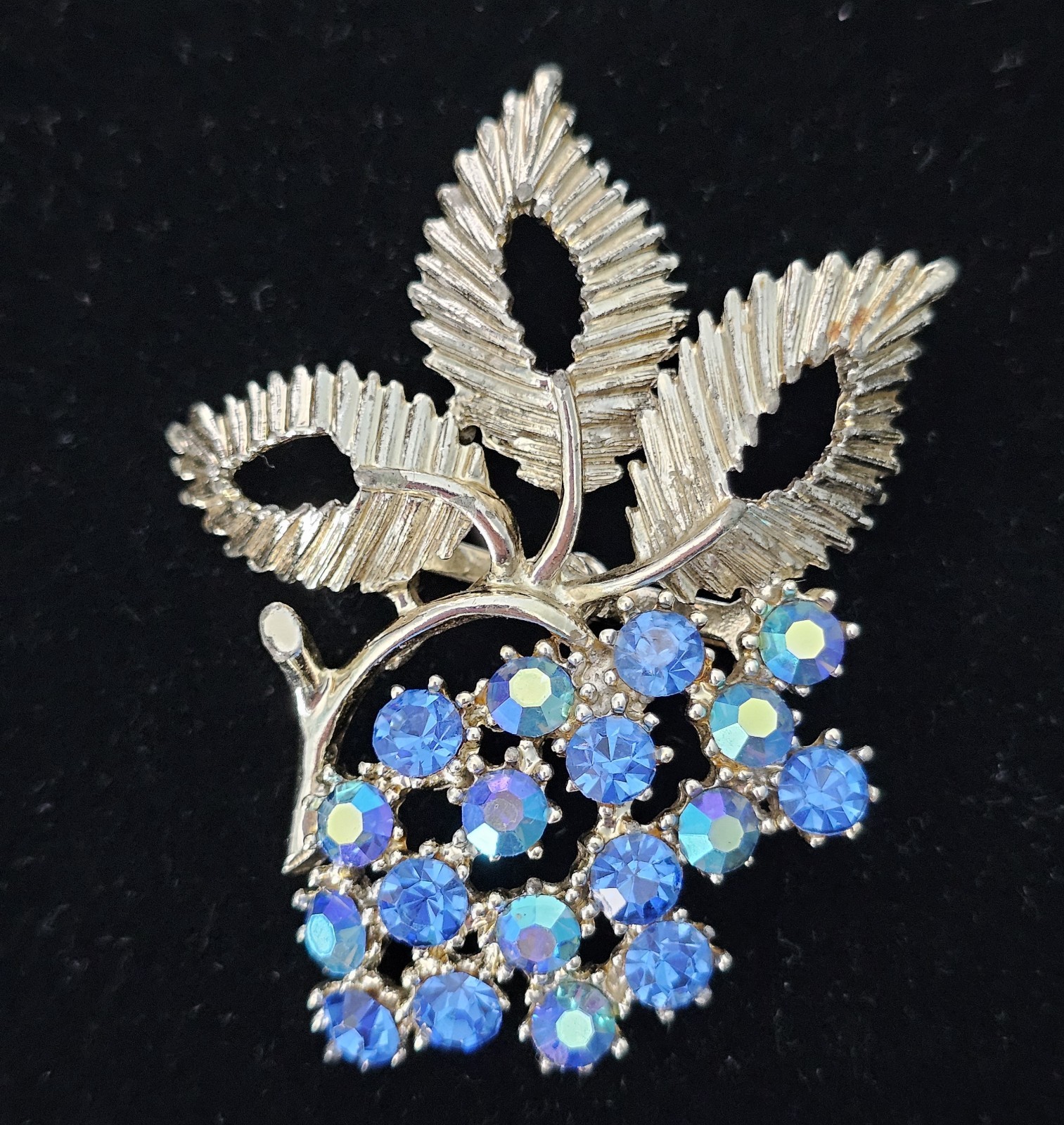 Vtg BSK Grape Leaf Brooch Blue Aurora Borealis Rhinestone Textured Silver Tone Vtg BSK Grape Leaf Brooch Blue Aurora Borealis Rhinestone Textured Silver Tone