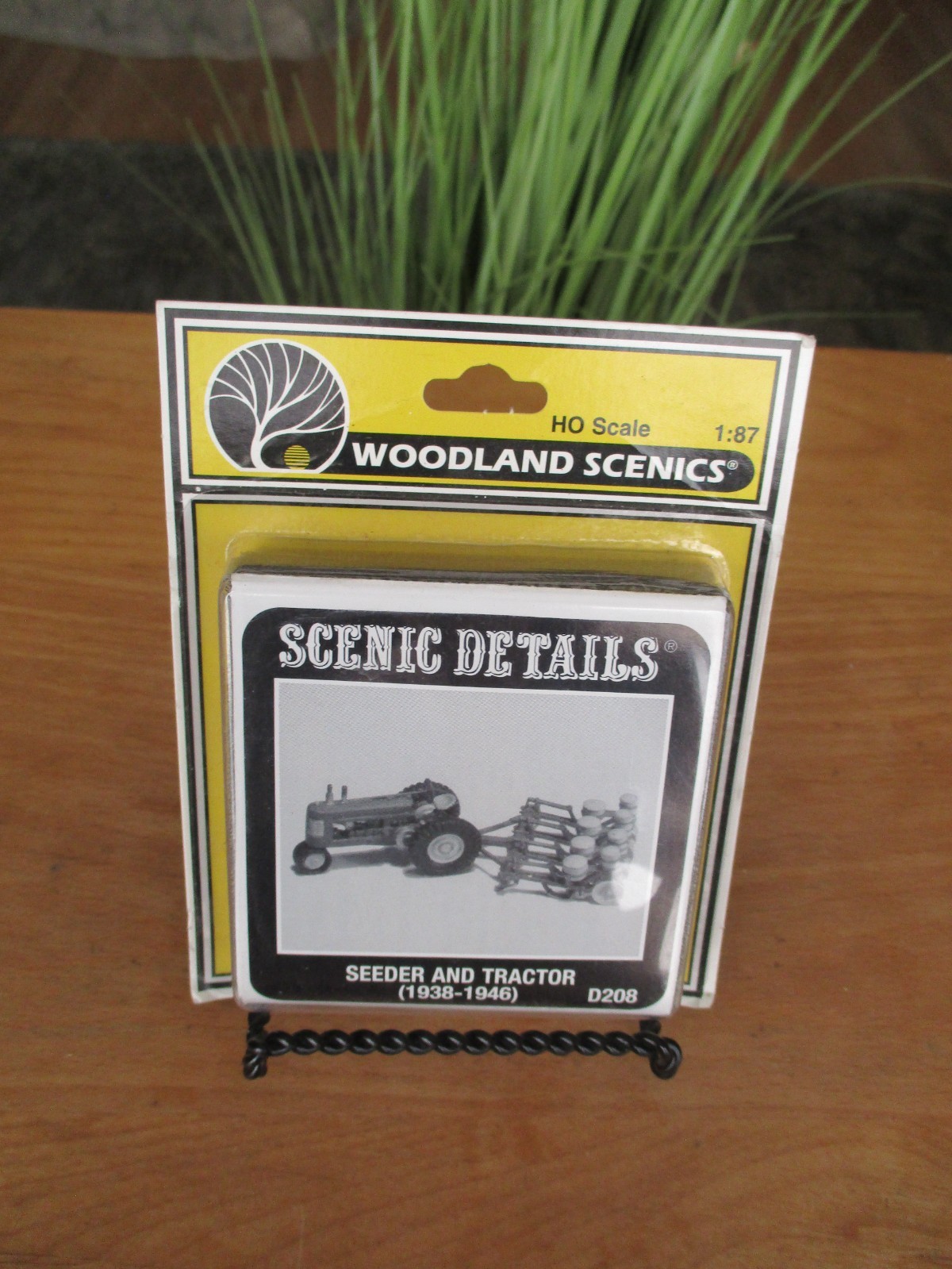 Woodland Scenics D208 Seeder and Tractor (John Deere 1938-1946) HO Scale