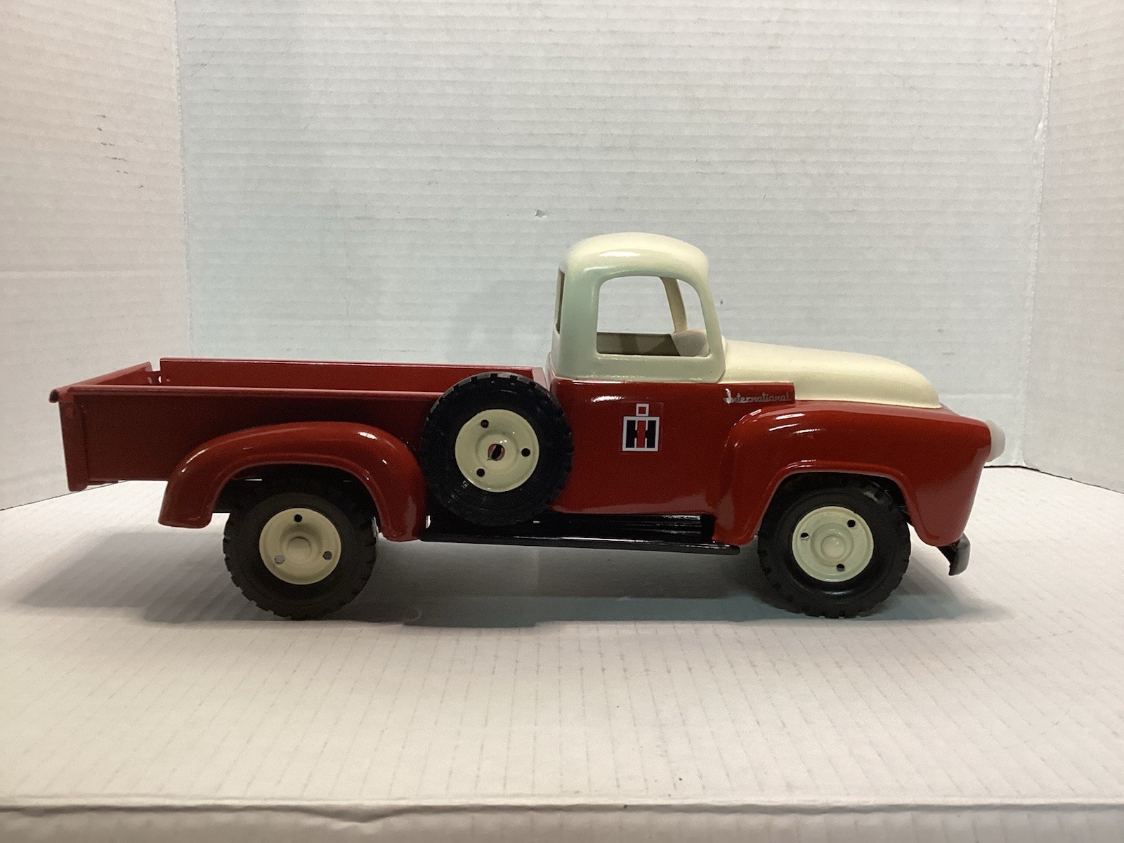 RESTORED VINTAGE 1950’s TRU-SCALE INTERNATIONAL HARVESTER PICKUP TRUCK