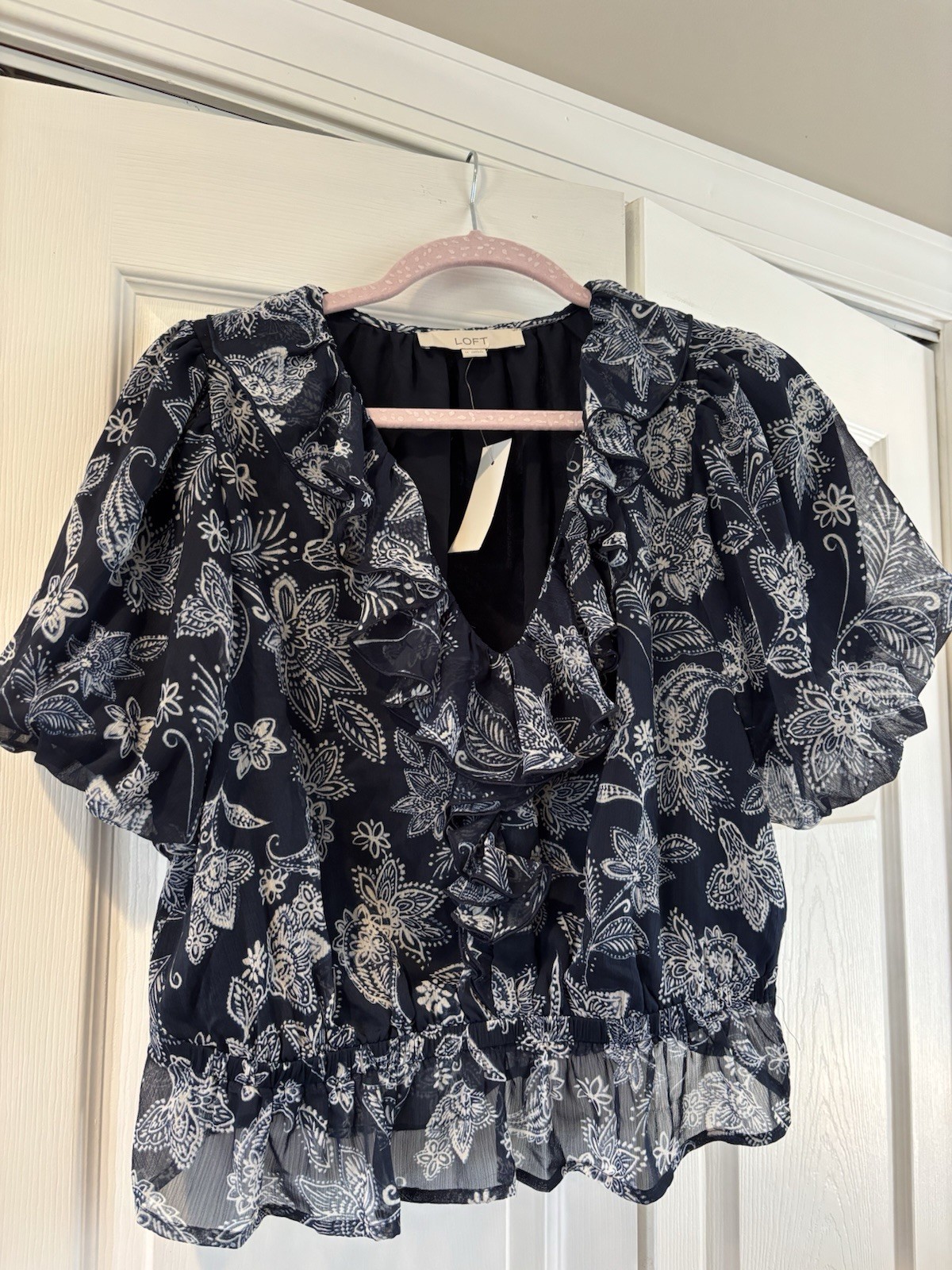 LOFT Floral Ruffle Sleeve Blouse Women’s Medium NWT Navy Floral LOFT Floral Ruffle Sleeve Blouse Women’s Medium NWT Navy Floral