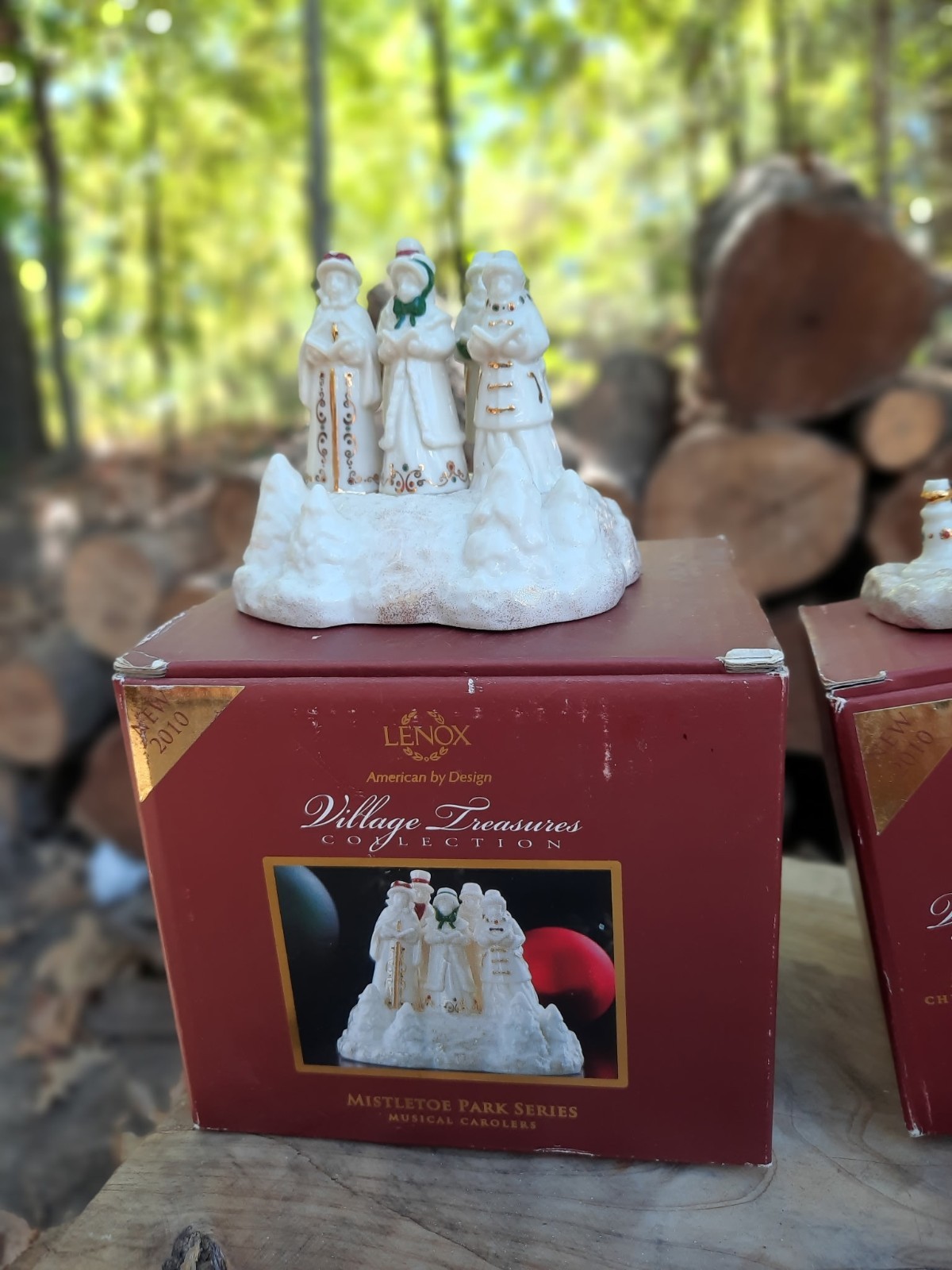 Lenox Village Treasures 2010 Mistletoe Park Series Musical Carolers READ