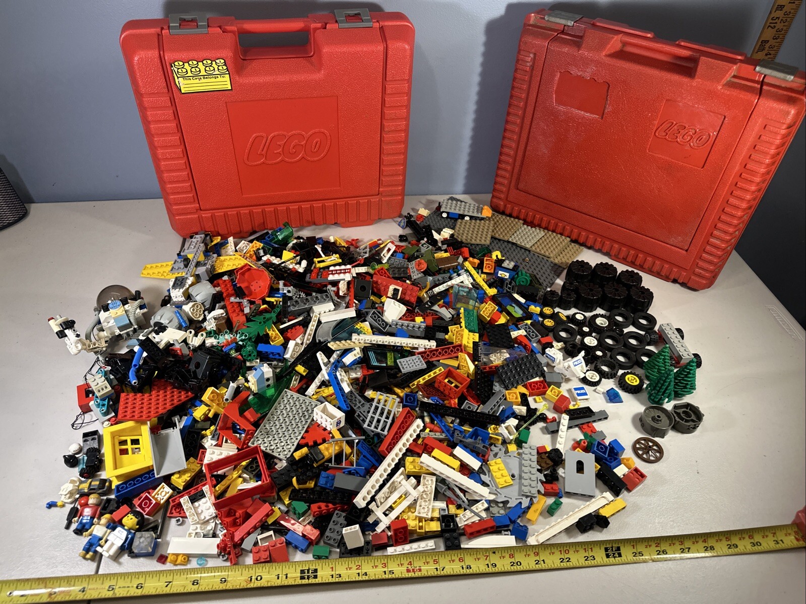 Huge Lot of LEGO w/2 Red Cases 1984-85 Huge Lot of LEGO w/2 Red Cases 1984-85