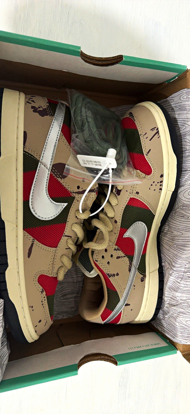 Nike SB Dunk Low Skate Shoes Beige Size 10 Medium (D) w/ Extra Laces