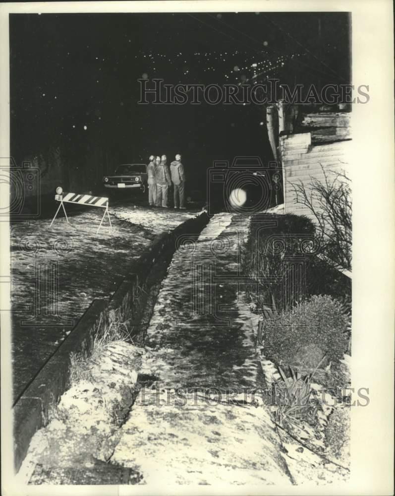 1975 Press Photo Crews check cracks that separates Seattle sidewalks from street