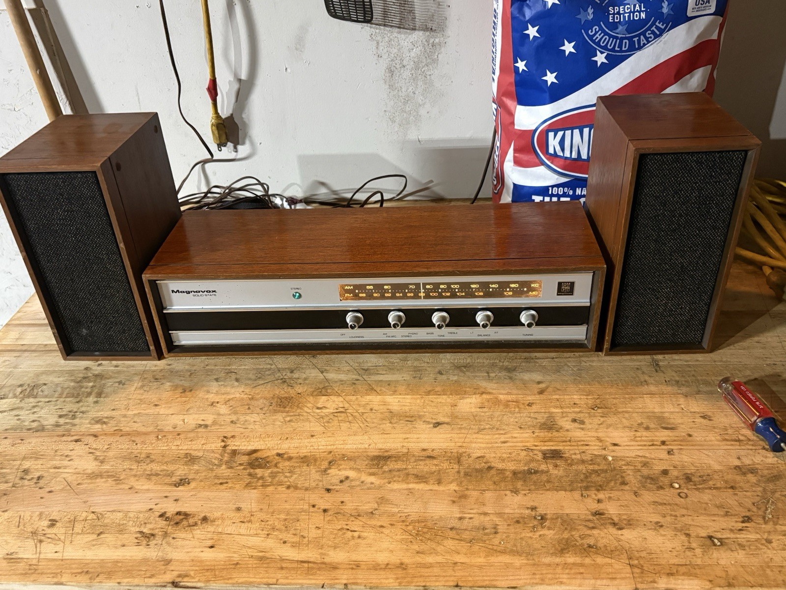 Vintage Magnavox 1R1710 Solid State AM/FM Stereo Receiver And Very Clean Vintage Magnavox 1R1710 Solid State AM/FM Stereo Receiver And Very Clean