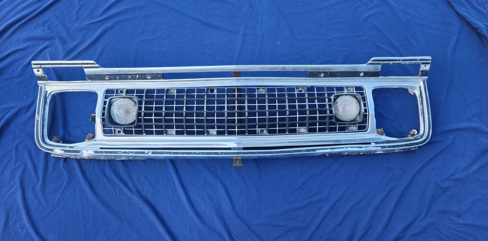 OEM 1977 Jeep Cherokee egg crate grille original complete FSJ.