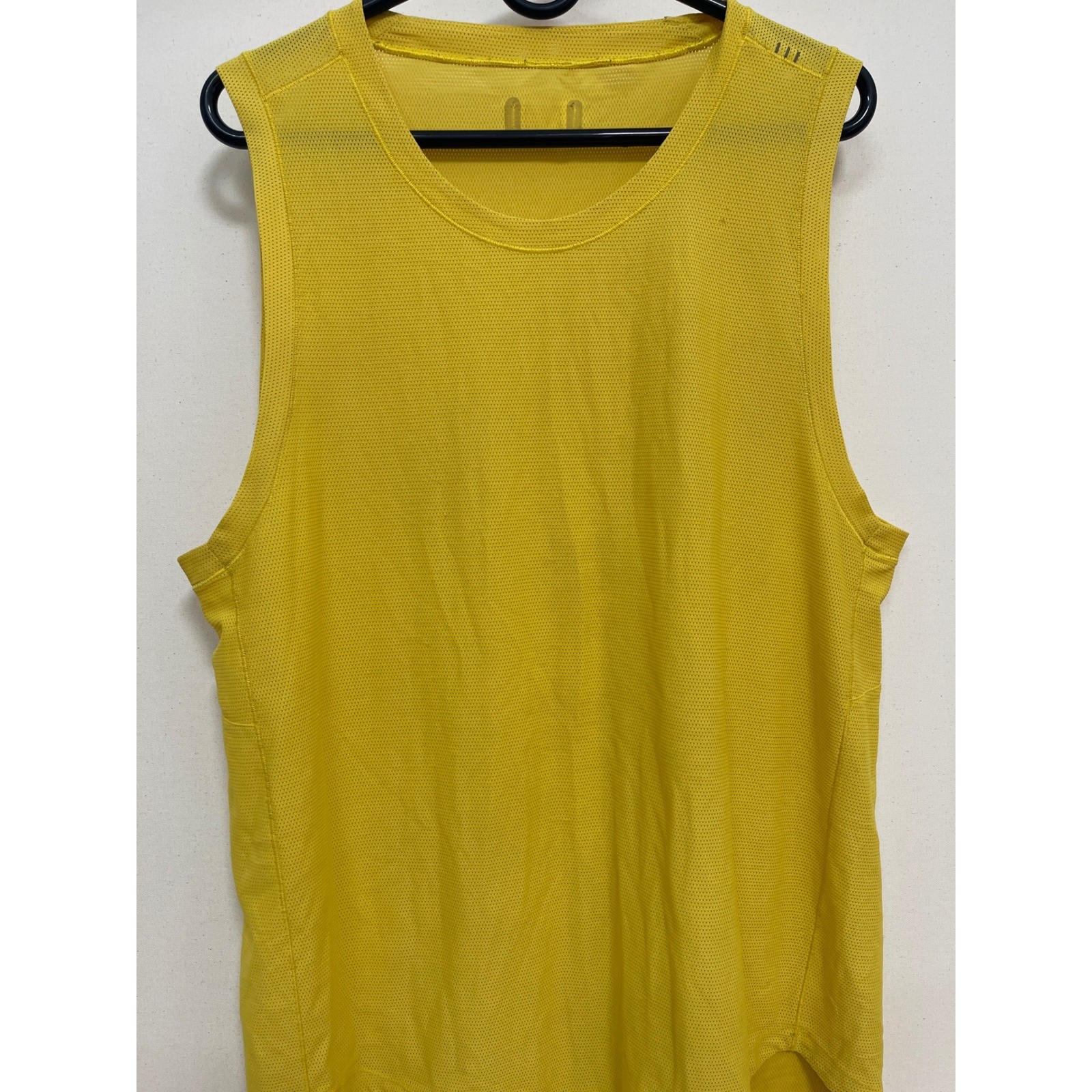 Lululemon Metal Vent Tech Tank Top Yellow Mesh Sleeveless Training Shirt Mens