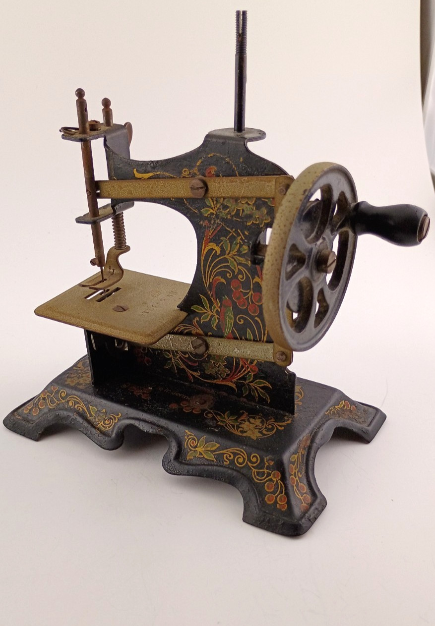 Antique 1910 German F.W. Muller Gilded Gold Birds & Berries Sewing Machine WORKS Antique 1910 German F.W. Muller Gilded Gold Birds & Berries Sewing Machine WORKS