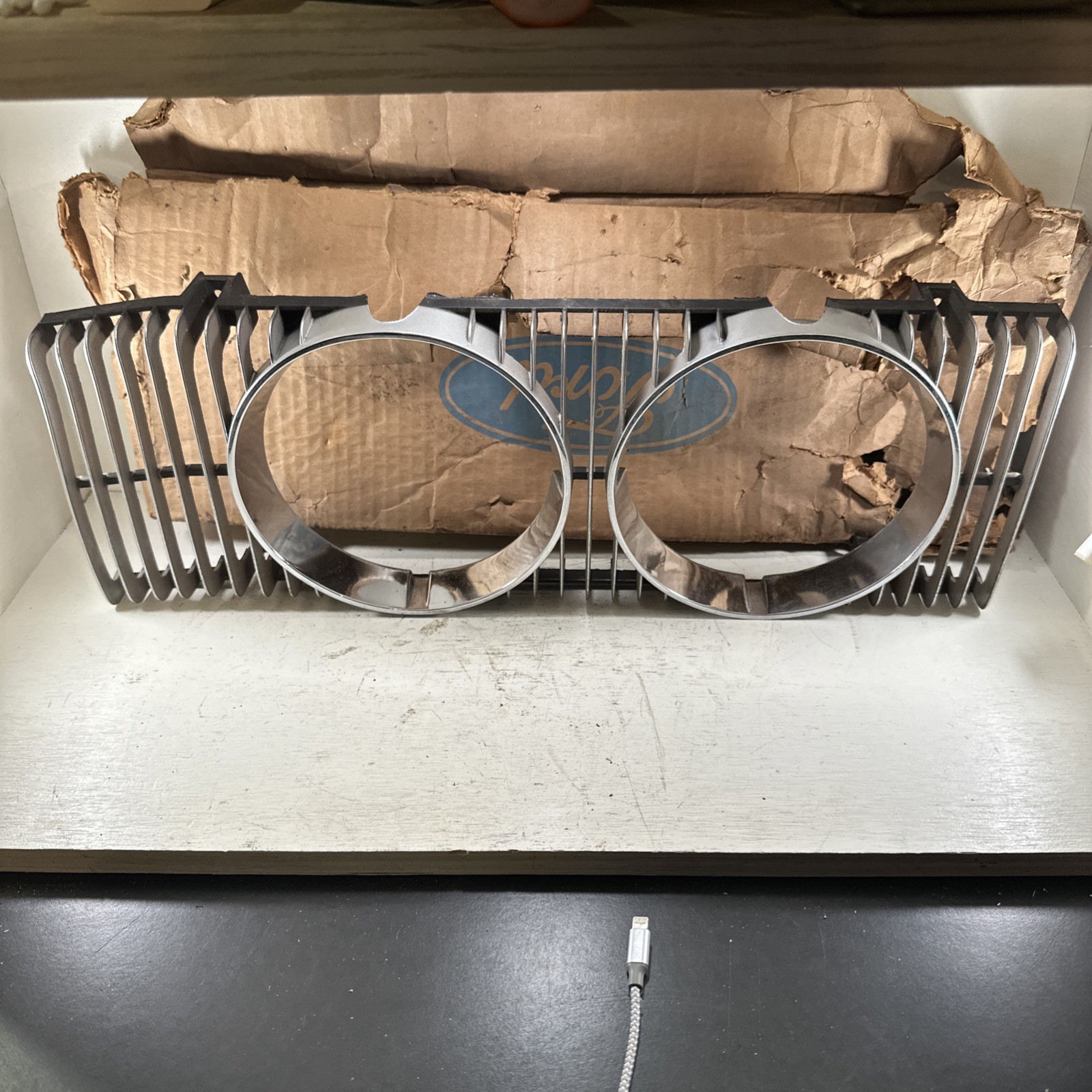 New OEM Ford D4WB13052AA 1974-76 MERCURY COUGAR RH HEADLIGHT GRILL TRIM BEZEL New OEM Ford D4WB13052AA 1974-76 MERCURY COUGAR RH HEADLIGHT GRILL TRIM BEZEL