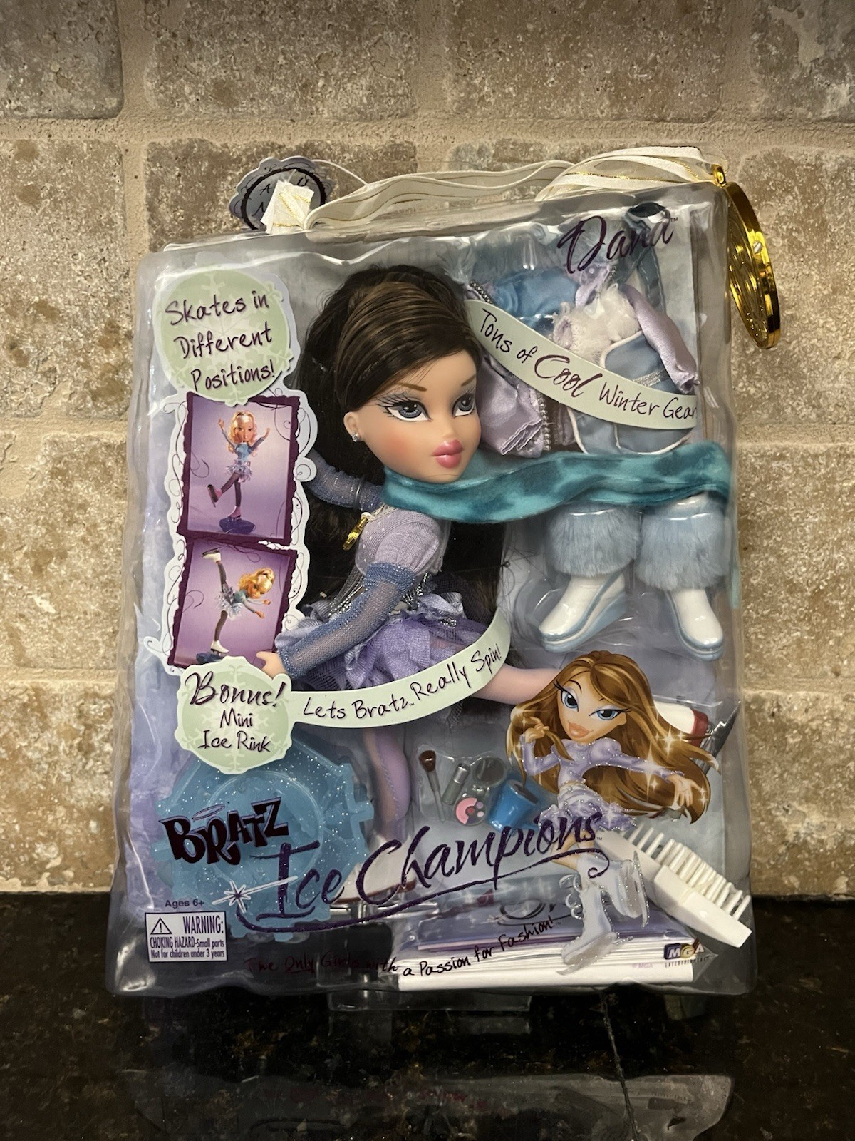 2008 Bratz Doll Ice Champions DANA Incl Bonus Mini Ice Rink & Gold Medal NEW