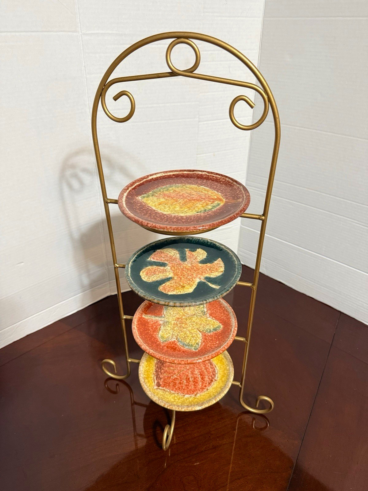 VIETRI Italy Autunno Ceramic Leaf Salad Plates Set 4 W/ 24.5” Gold Tiered Stand
