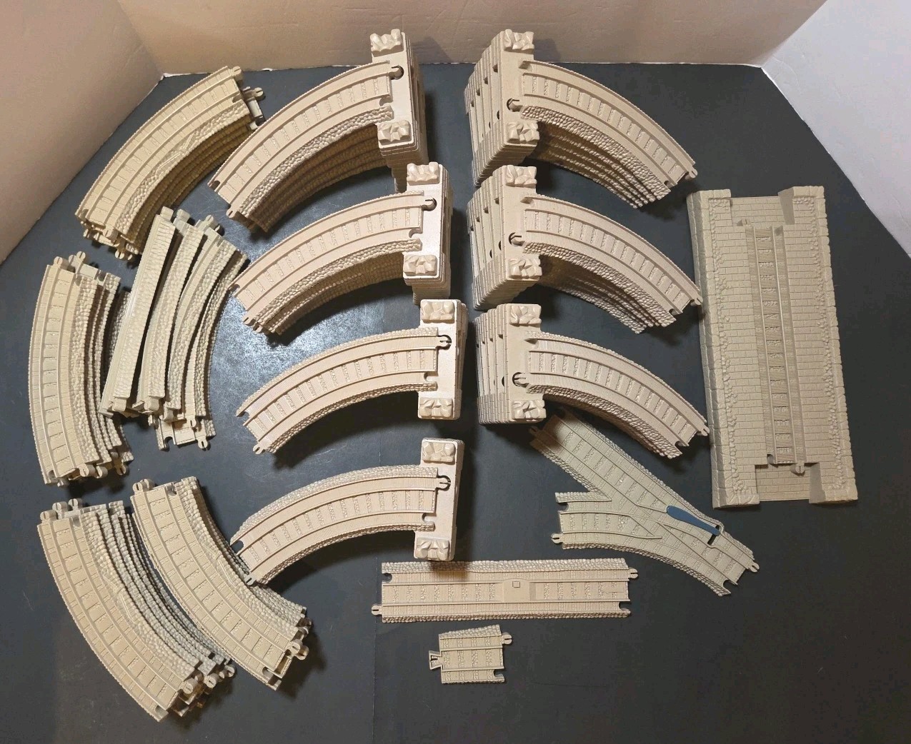 Vintage 65pc Thomas & Friends Gullane 2006 TAN Stone Riser Curve Track Lot