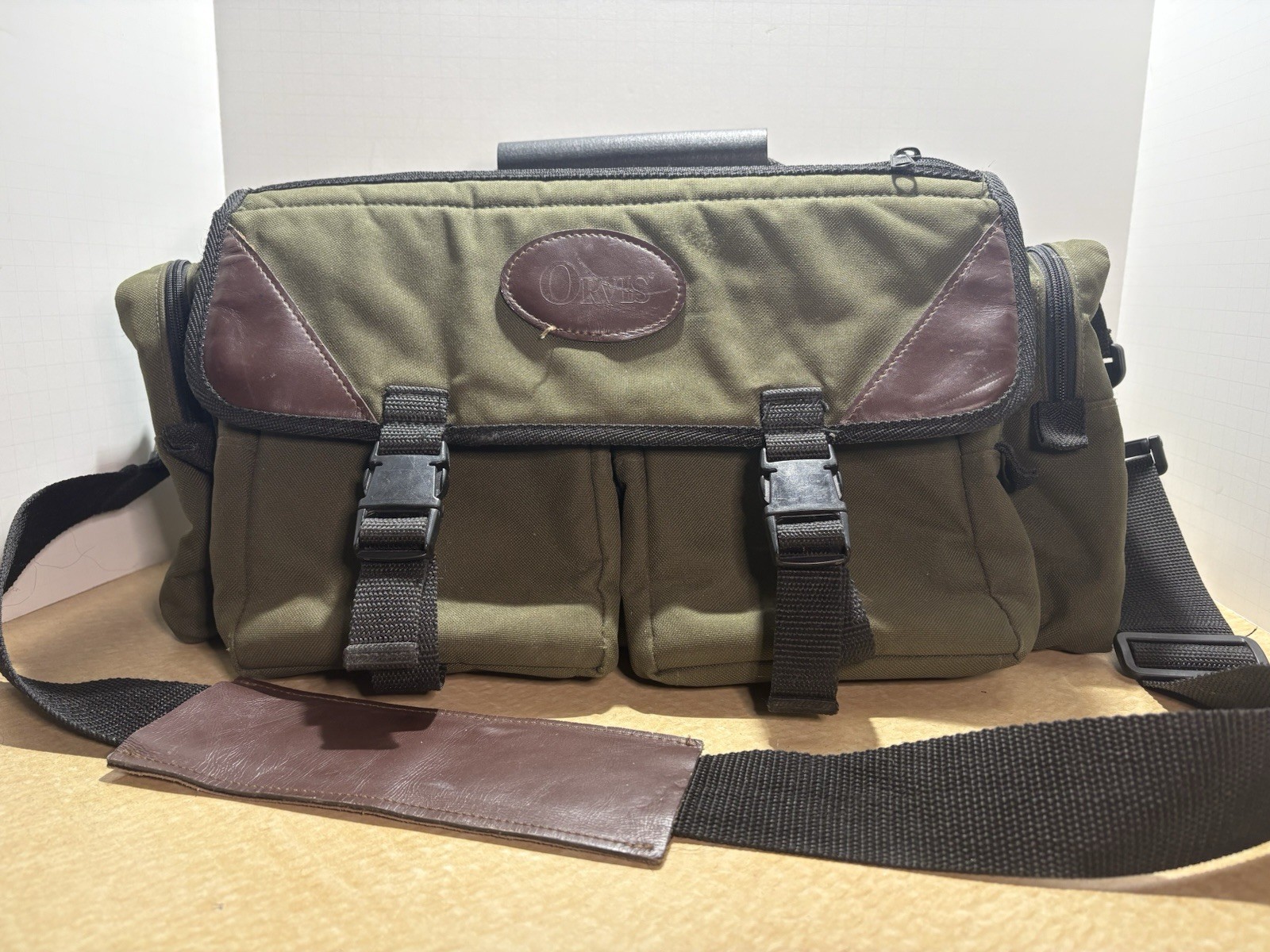 Vintage Orvis Battenkill Green Canvas Brown Leather Padded Gear Tackle Reel Bag Vintage Orvis Battenkill Green Canvas Brown Leather Padded Gear Tackle Reel Bag