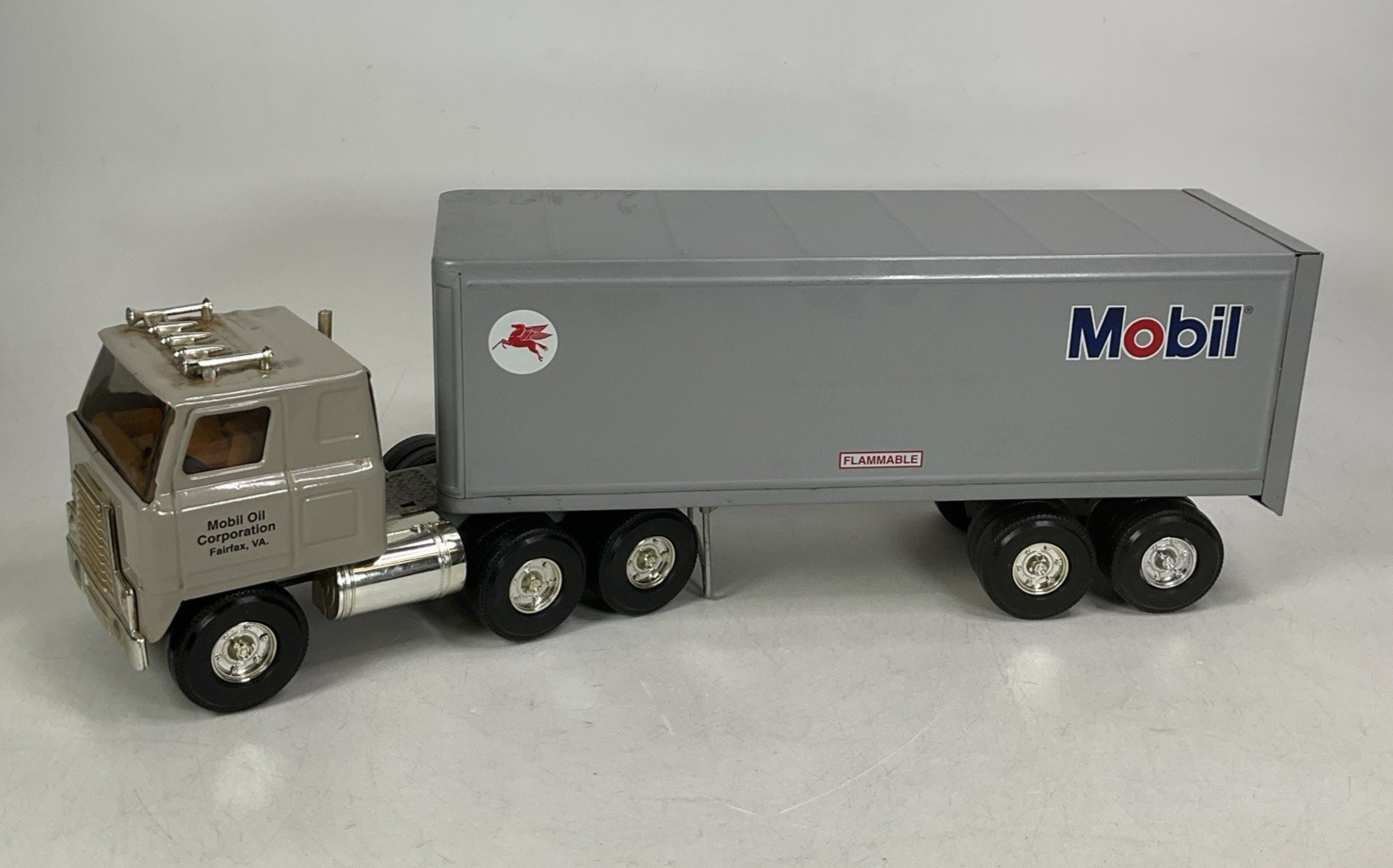 Vintage 1995 Ertl Mobil Oil Gas STK-4400 Semi Tractor Trailer Truck Vintage 1995 Ertl Mobil Oil Gas STK-4400 Semi Tractor Trailer Truck