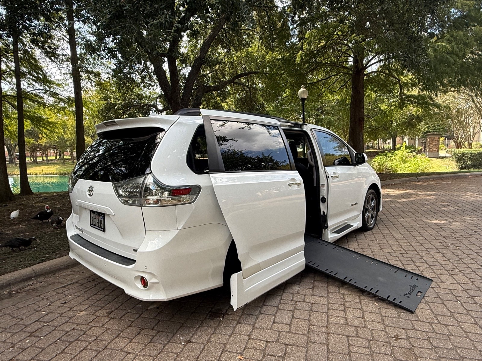 2019 Toyota Sienna Handicap van wheelchair accessible
