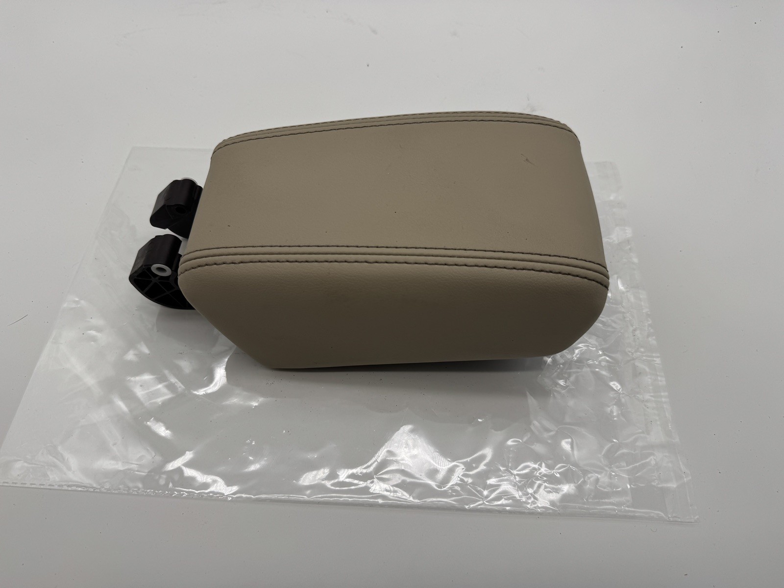 2014 Buick Verano OEM Front Center Console Armrest Lid Beige Tan 2014 Buick Verano OEM Front Center Console Armrest Lid Beige Tan