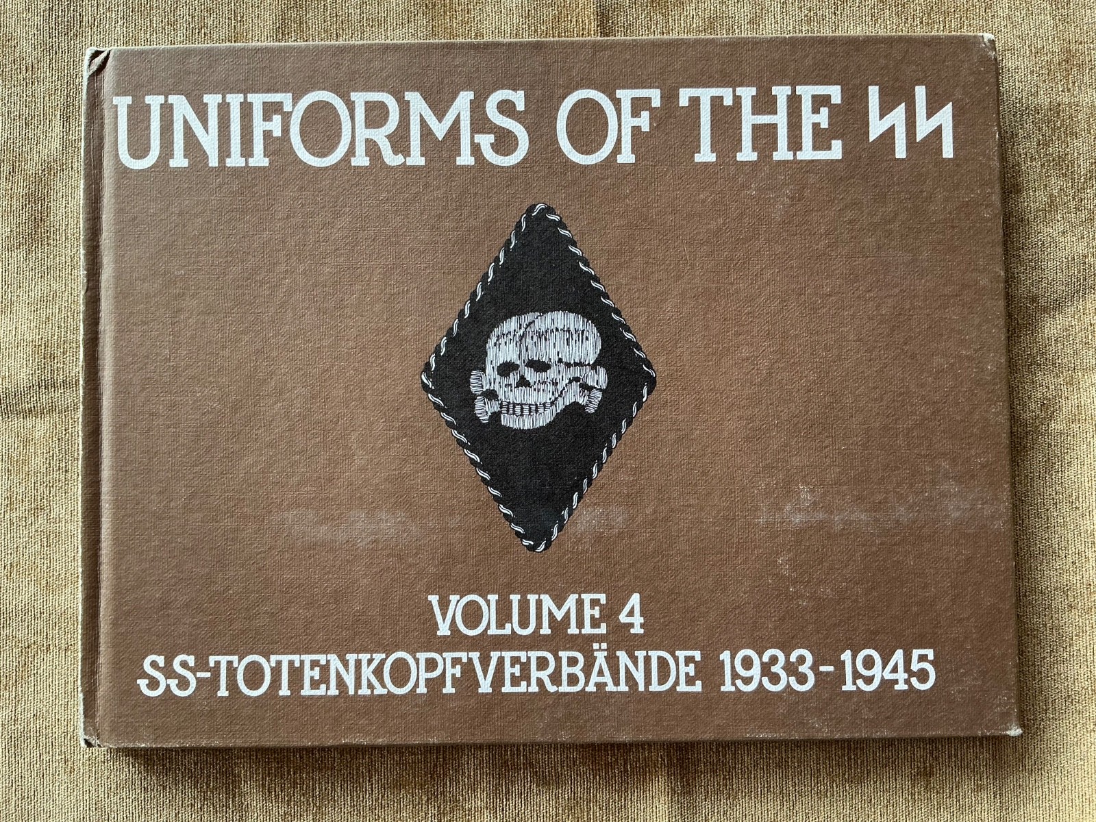 UNIFORMS OF THE SS: THE SS-TOTENKOPFVERBANDE (SS-DEATH\'S By Andrew Mollo UNIFORMS OF THE SS: THE SS-TOTENKOPFVERBANDE (SS-DEATH\'S By Andrew Mollo