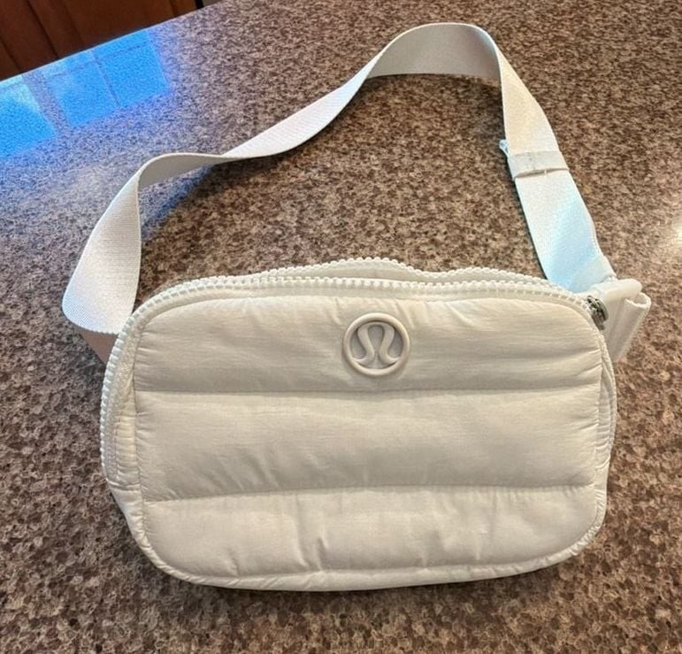 Lululemon Everywhere Belt Bag Wunder Puff White Lululemon Everywhere Belt Bag Wunder Puff White
