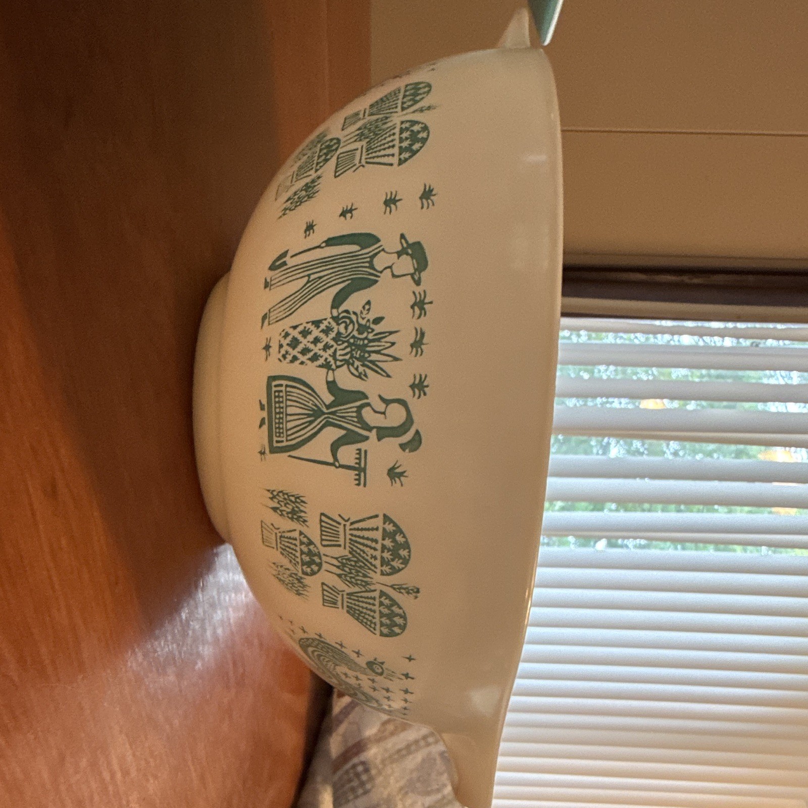 Pyrex Turquoise & White Amish Butterprint 4 Quart & 2.5 Quart Bowls