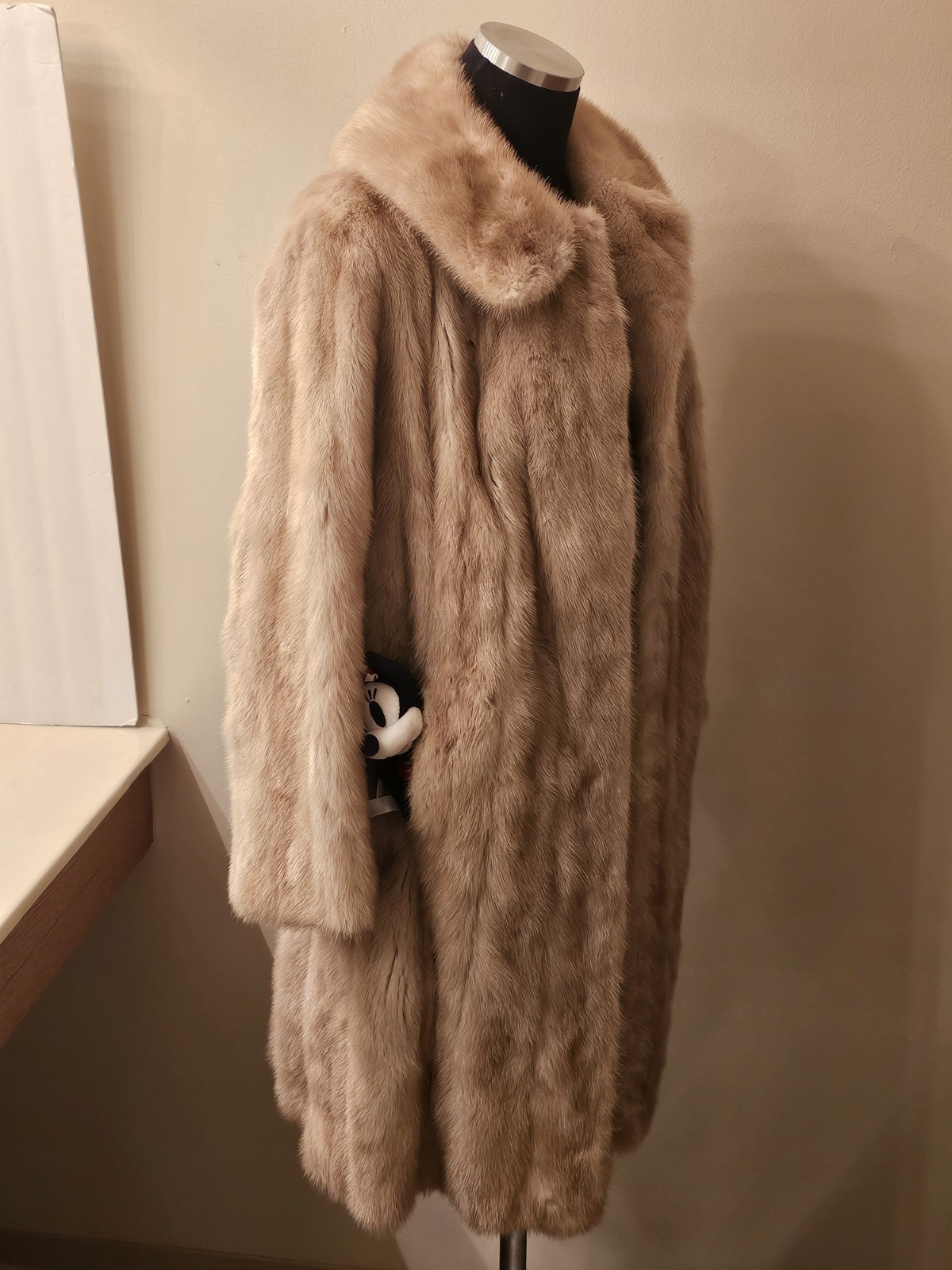 Vintage Mink Blonde Coat Size Medium Soft Slippery Open Front Fluffy Full Collar