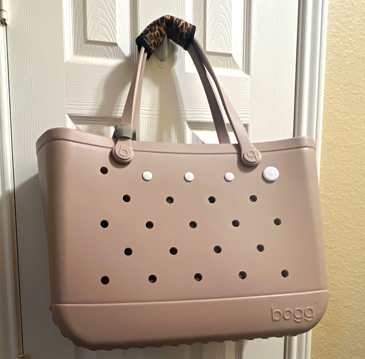 XL Bogg Beige Tote Bag w/ Leopard Print Strap, Pouch & Gray Lining XL Bogg Beige Tote Bag w/ Leopard Print Strap, Pouch & Gray Lining