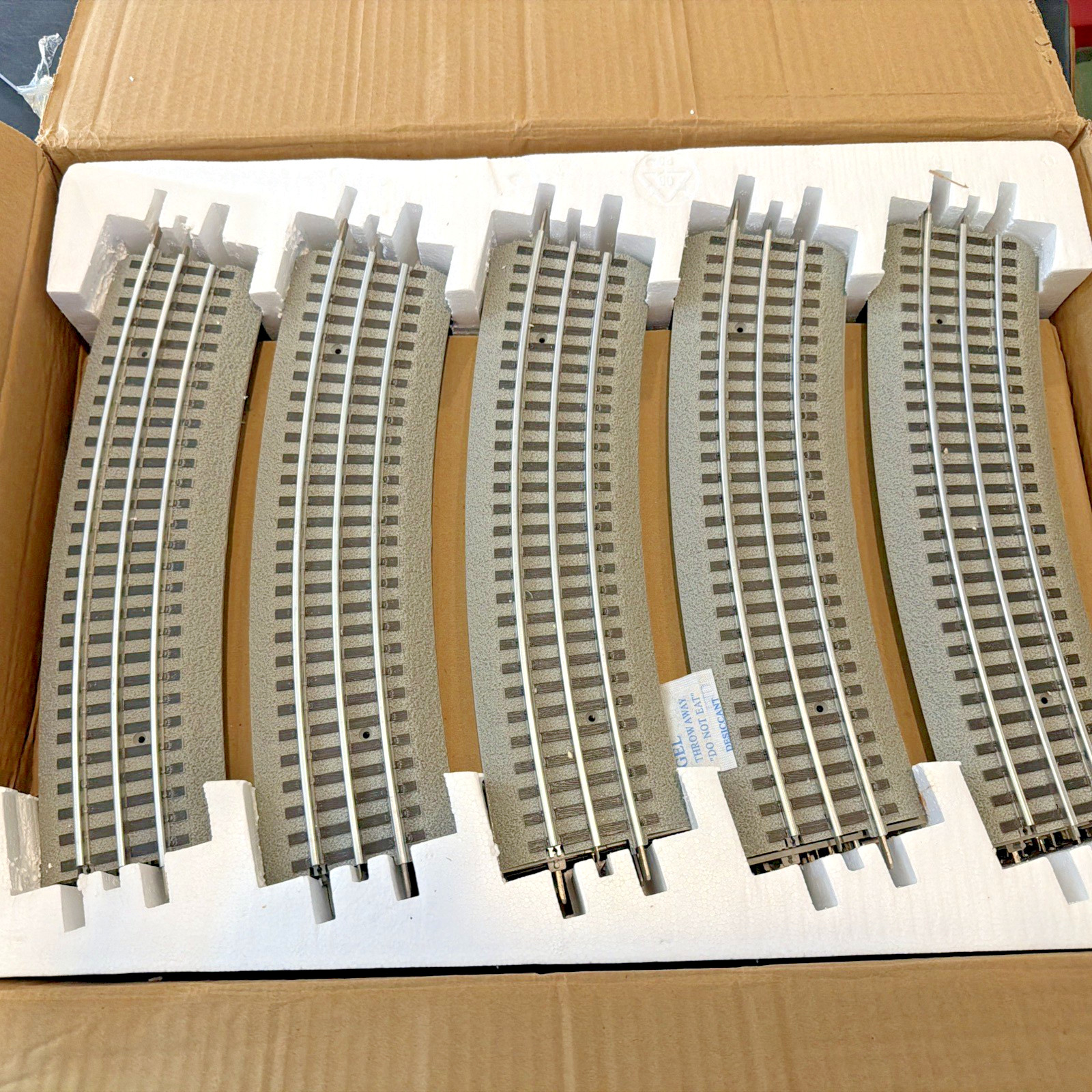 Lionel Fastrack 6-12056 (16 Pieces) O-60 Curve Track Full Circle O Gauge New 060 Lionel Fastrack 6-12056 (16 Pieces) O-60 Curve Track Full Circle O Gauge New 060