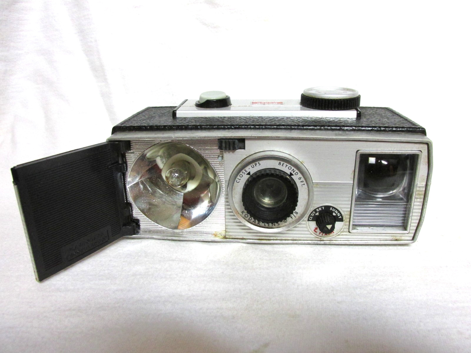 VINTAGE 1960s KODAK BROWNIE SUPER 27 CAMERA WITH BULB
