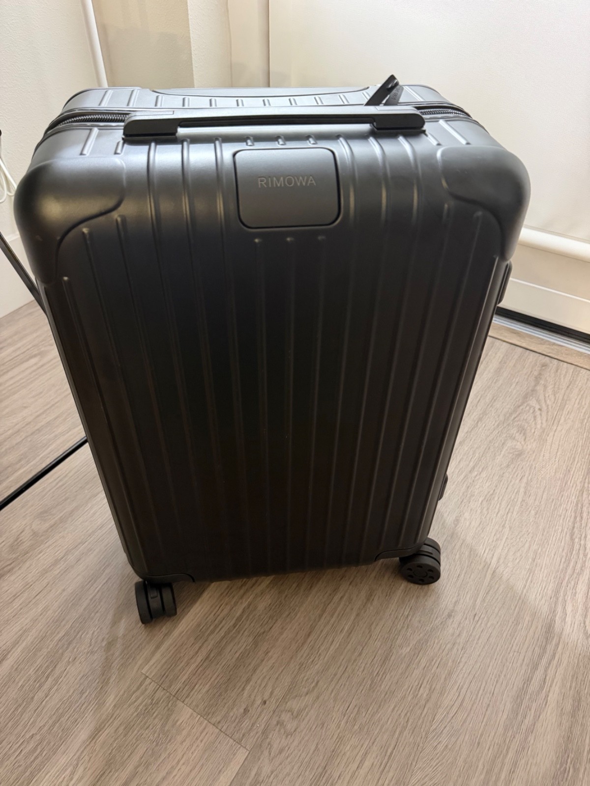 rimowa essential cabin black