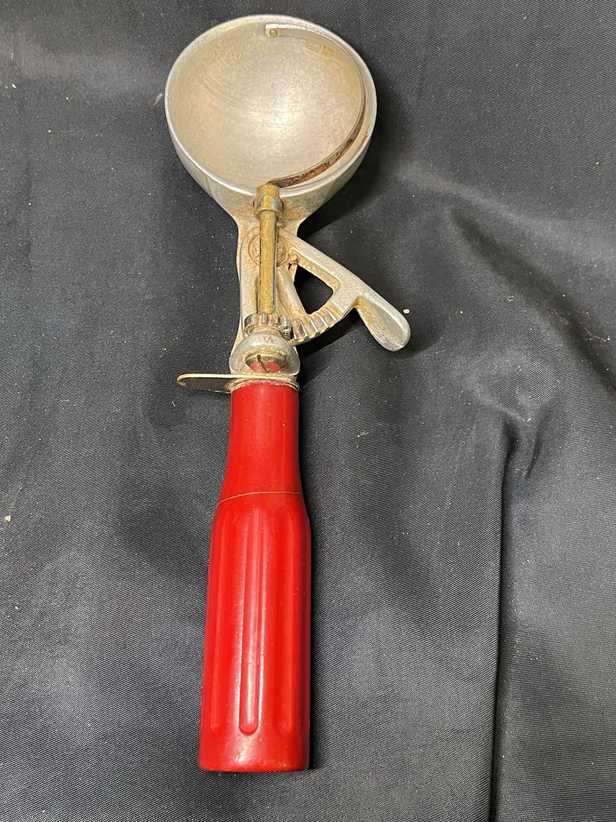 VINTAGE 1950's PEERLESS ICE CREAM SCOOP - RED BAKELITE HANDLE - WORKS VINTAGE 1950's PEERLESS ICE CREAM SCOOP - RED BAKELITE HANDLE - WORKS