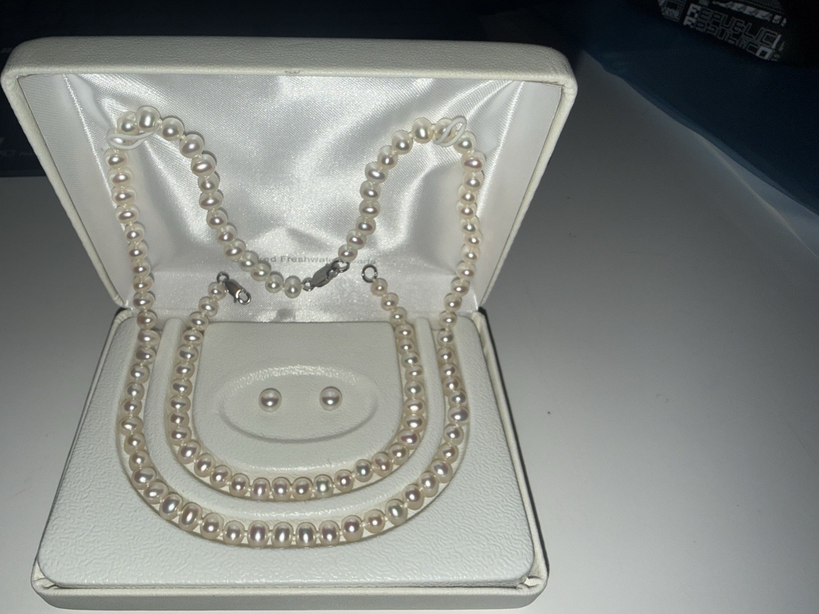 vintage 18” freshwater pearl necklace 7in bracelet and earings combo vintage 18” freshwater pearl necklace 7in bracelet and earings combo
