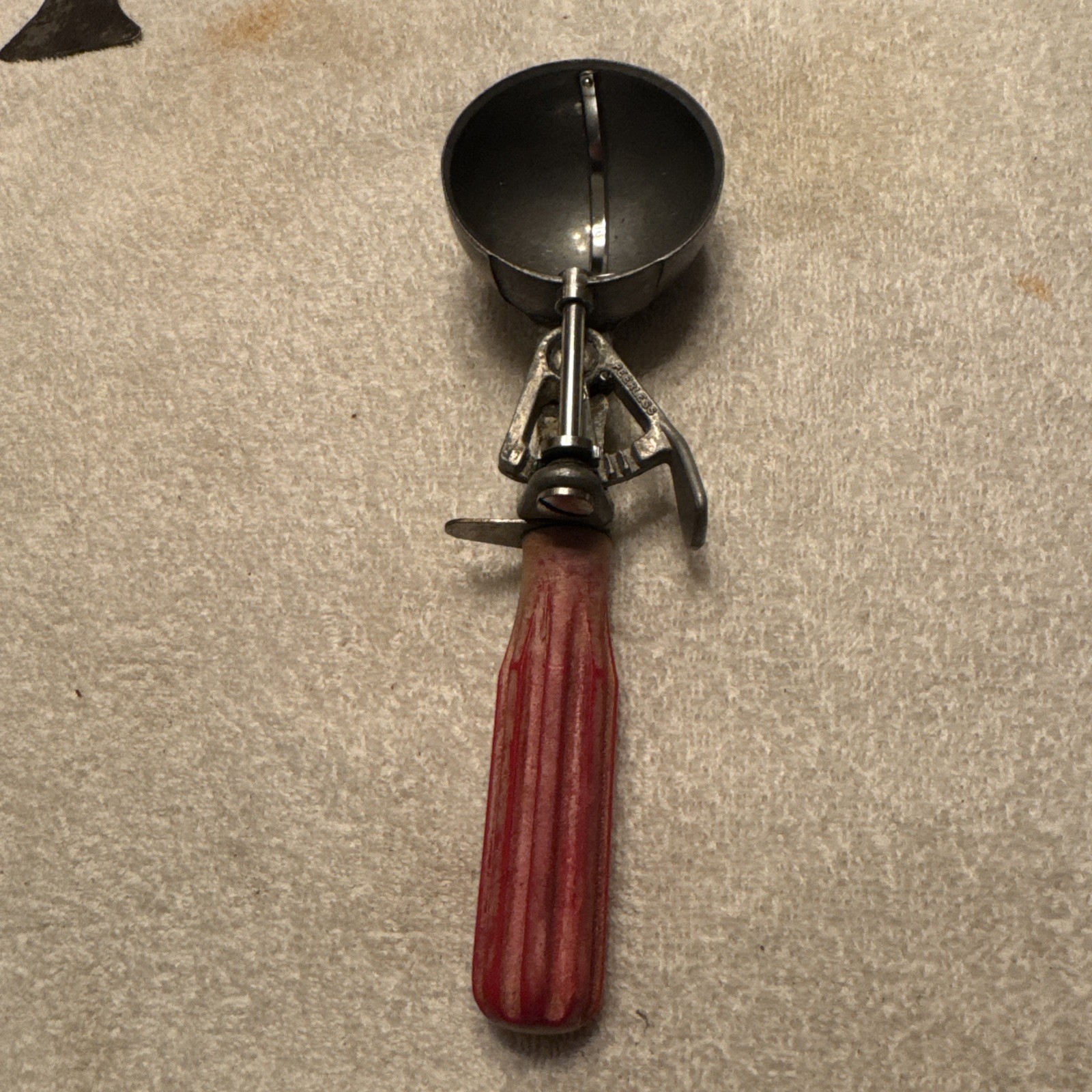 VINTAGE 1950's PEERLESS ICE CREAM SCOOP RED BAKELITE HANDLE WORKS GREAT CLEAN