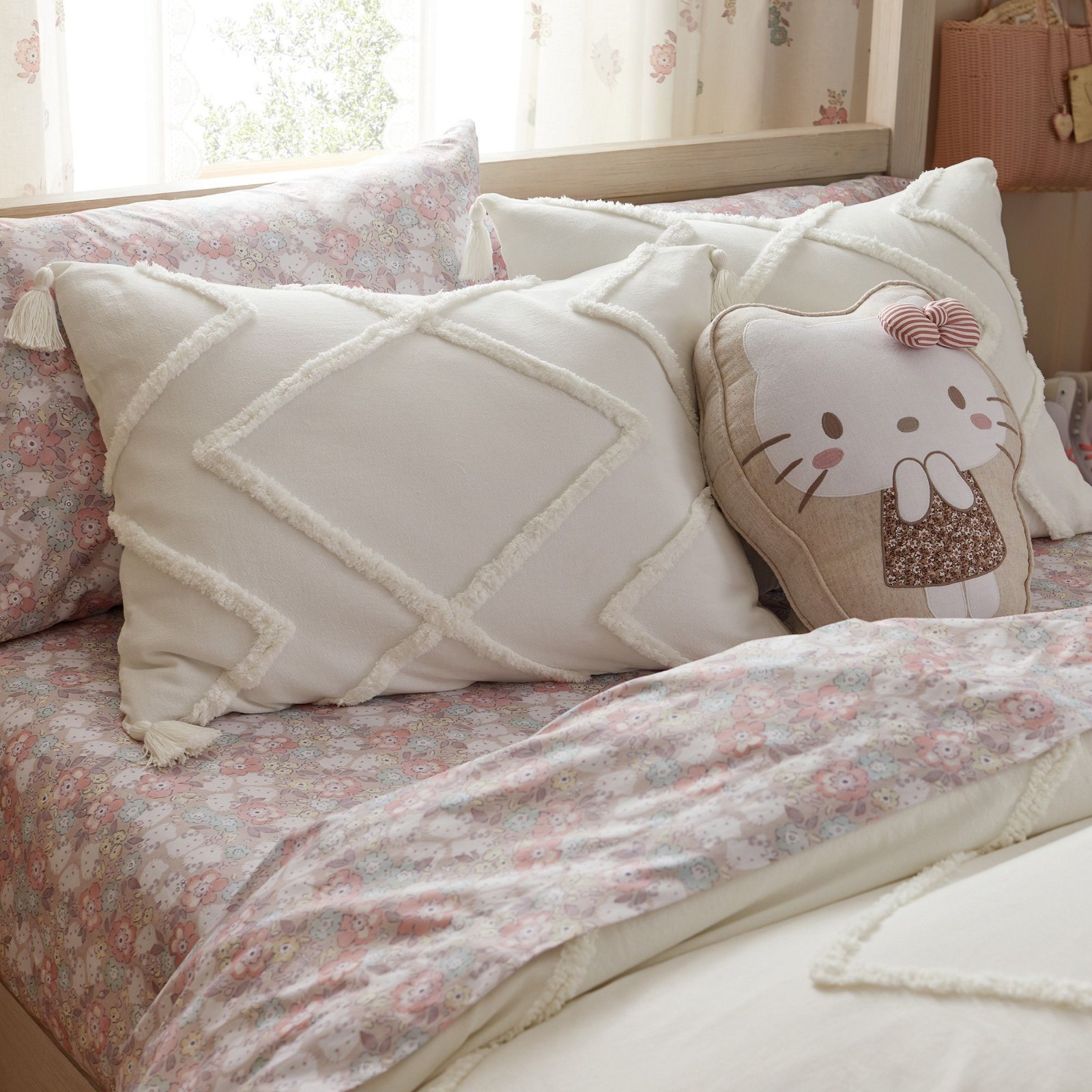 FLASH SALE✅Pottery Barn Teens Hello Kitty® Heritage Floral Sheet Set( US STOCK) FLASH SALE✅Pottery Barn Teens Hello Kitty® Heritage Floral Sheet Set( US STOCK)