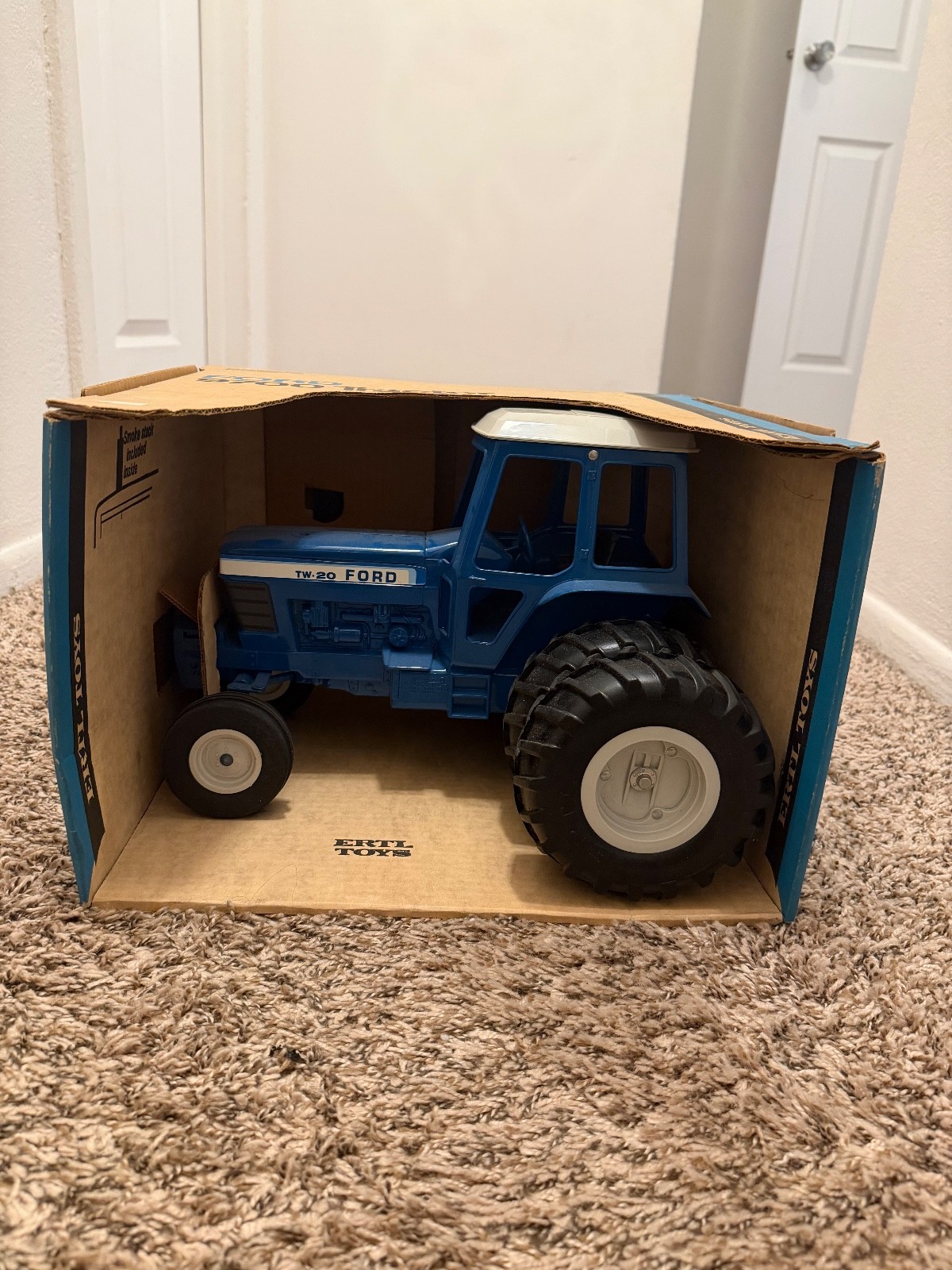 VTG ERTL Ford TW-20 1/12 Scale Dicast Tractor W/ Duals in Factory 9700 box