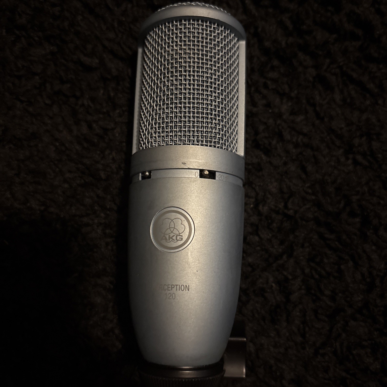 Akg120