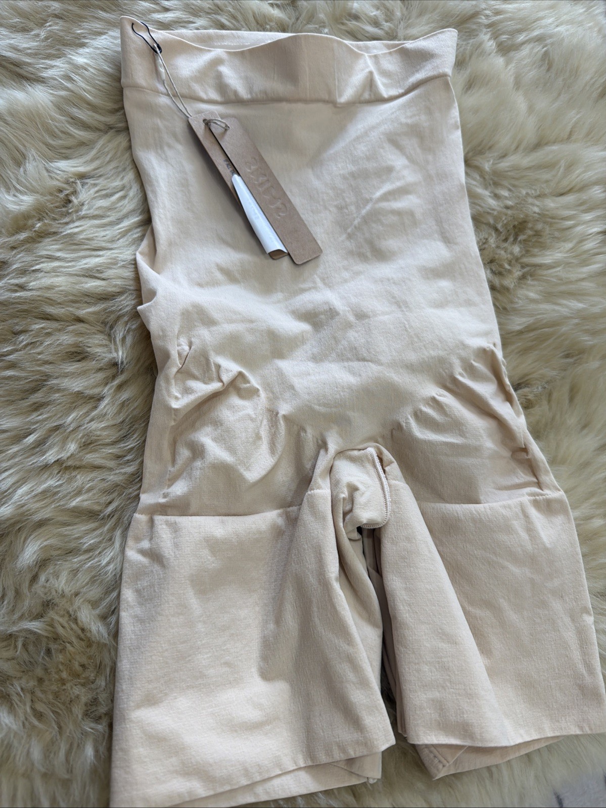 NWT SKIMS Everyday Sculpt Mid Thigh Shorts in Sand Sz M