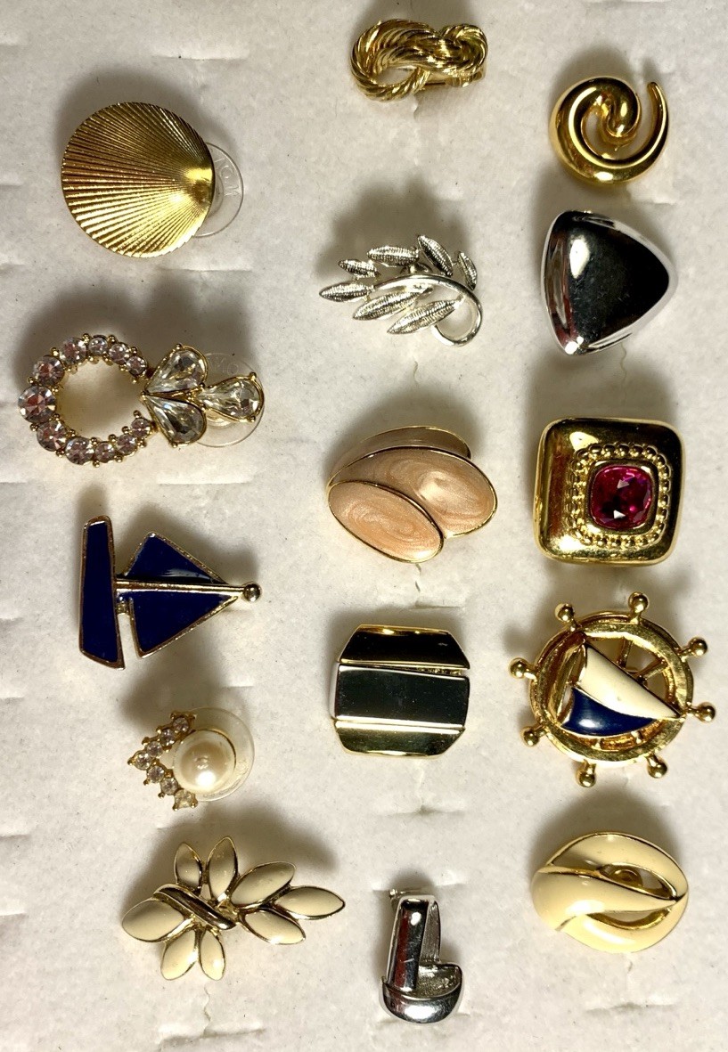 15 SIGNED VINTAGE SINGLE EARRINGS MONET TRIFARI SARAH COV NAPIER Etc Lot# 112 15 SIGNED VINTAGE SINGLE EARRINGS MONET TRIFARI SARAH COV NAPIER Etc Lot# 112